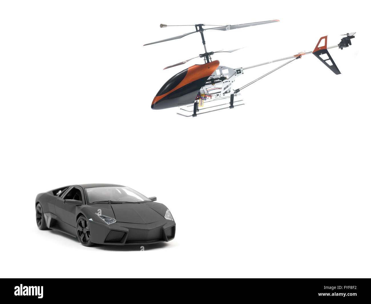 Véhicules télécommande isolés contre un fond blanc Banque D'Images