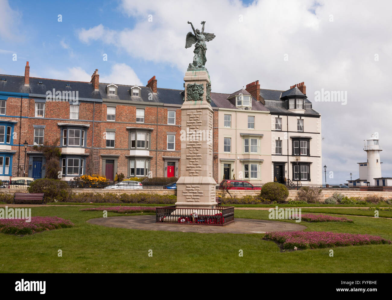 Le mémorial de guerre à Hartlepool pointe sur la côte nord-est de l'Angleterre, montrant les jardins fleuris et blue cloudy sky Banque D'Images