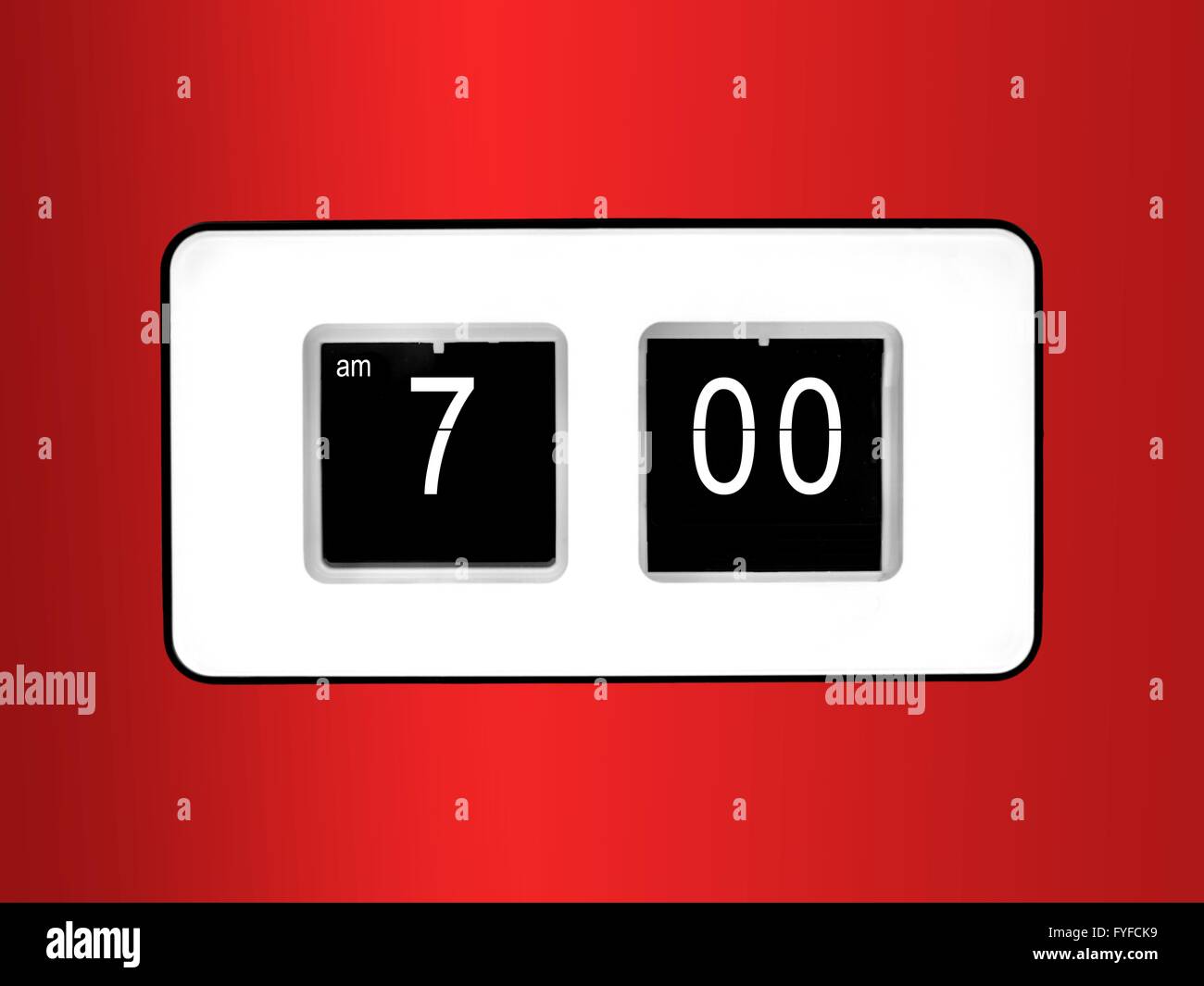 Une horloge flip isolé sur fond rouge Banque D'Images