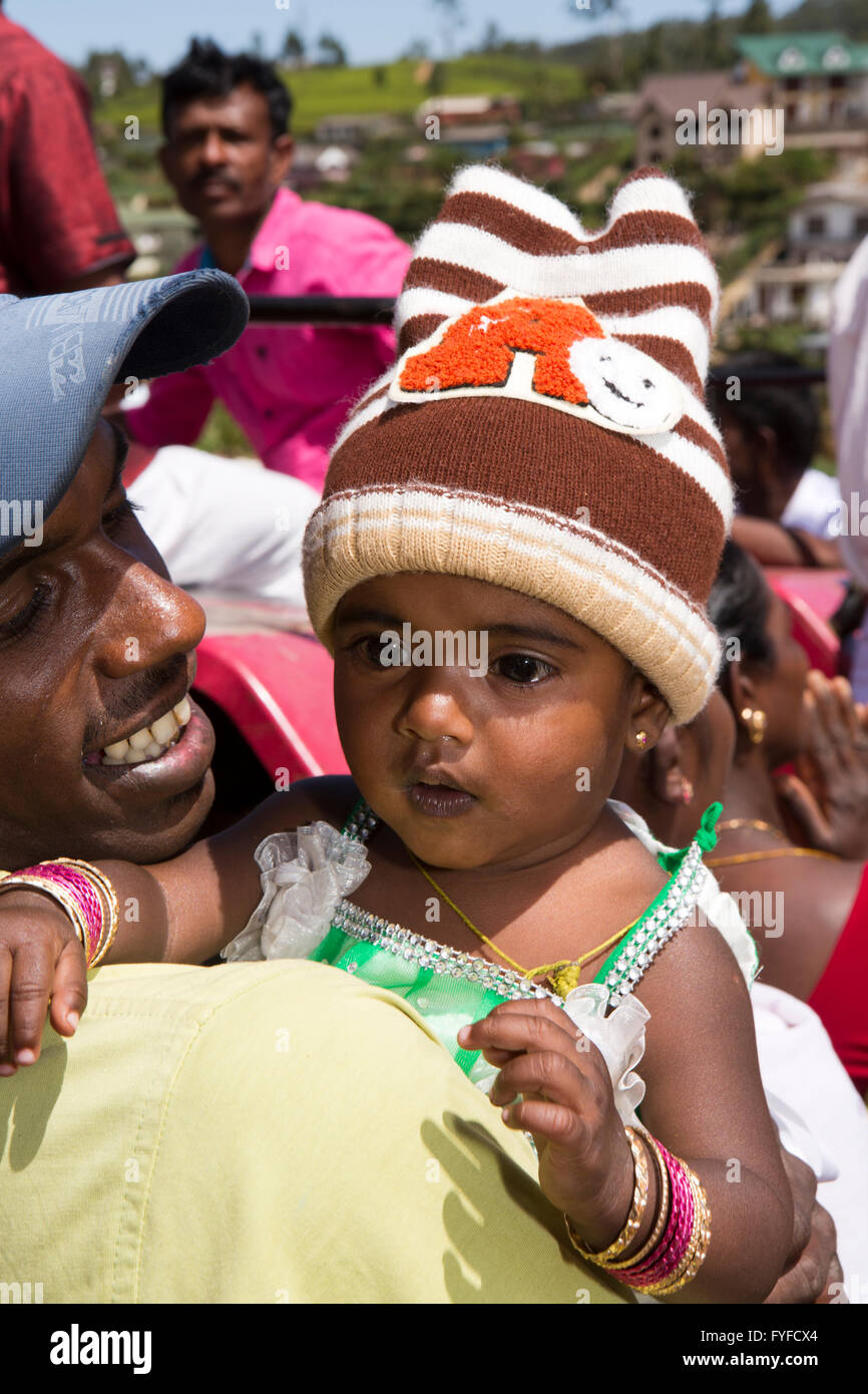 Sri Lanka, Nuwara Eliya, temple hindouiste Saraswati festival, l'homme avec sa jeune fille dans les bras Banque D'Images