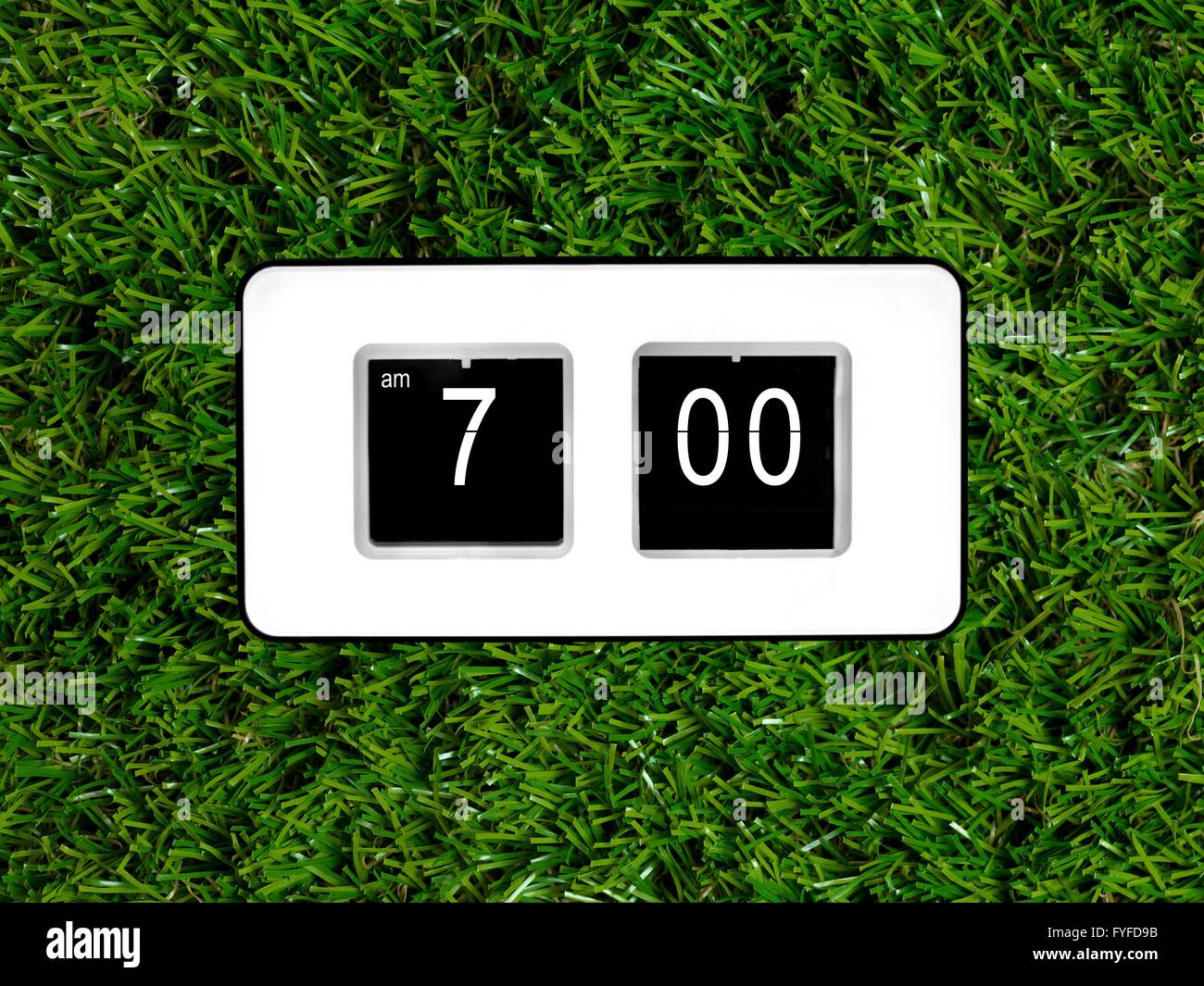 Une horloge flip isolé sur fond rouge Banque D'Images