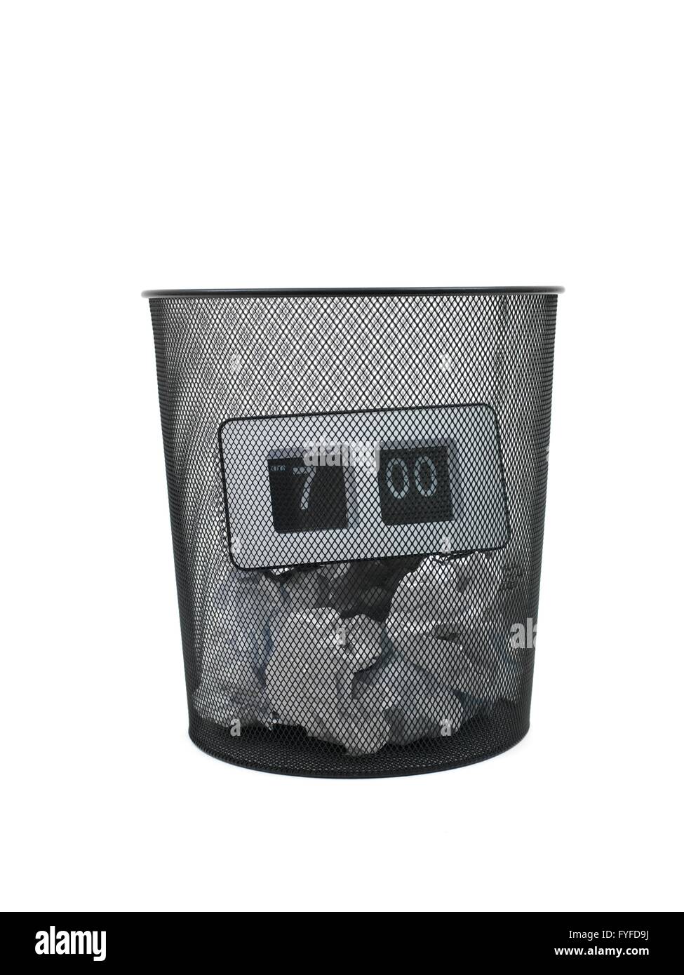 Une horloge flip isolé sur fond rouge Banque D'Images