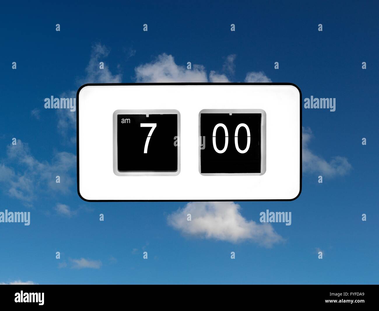 Une horloge flip isolé sur fond rouge Banque D'Images