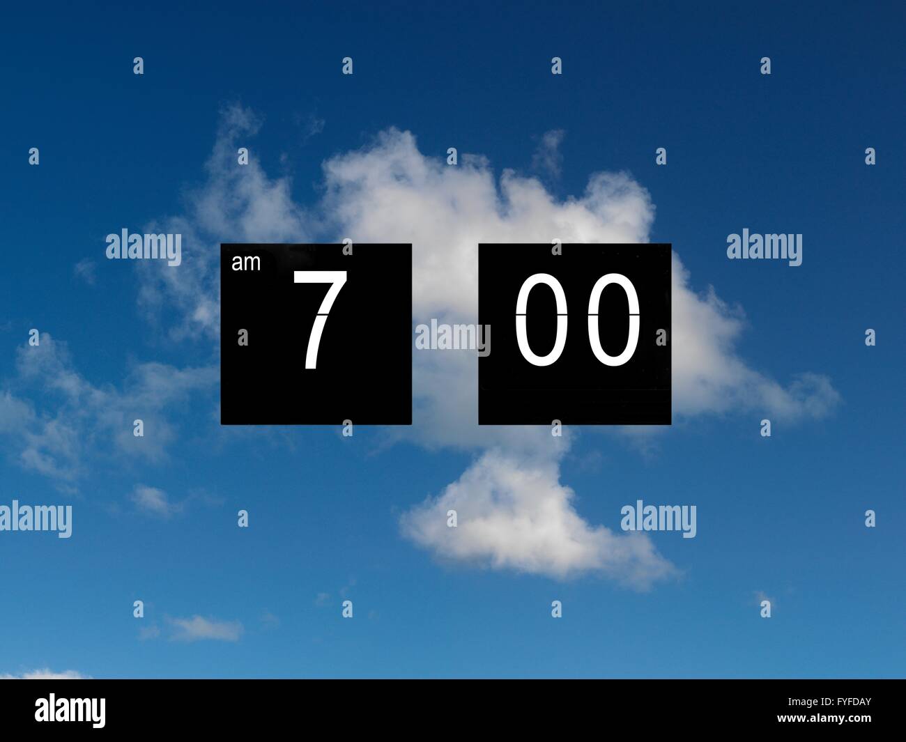 Une horloge flip isolé sur fond rouge Banque D'Images