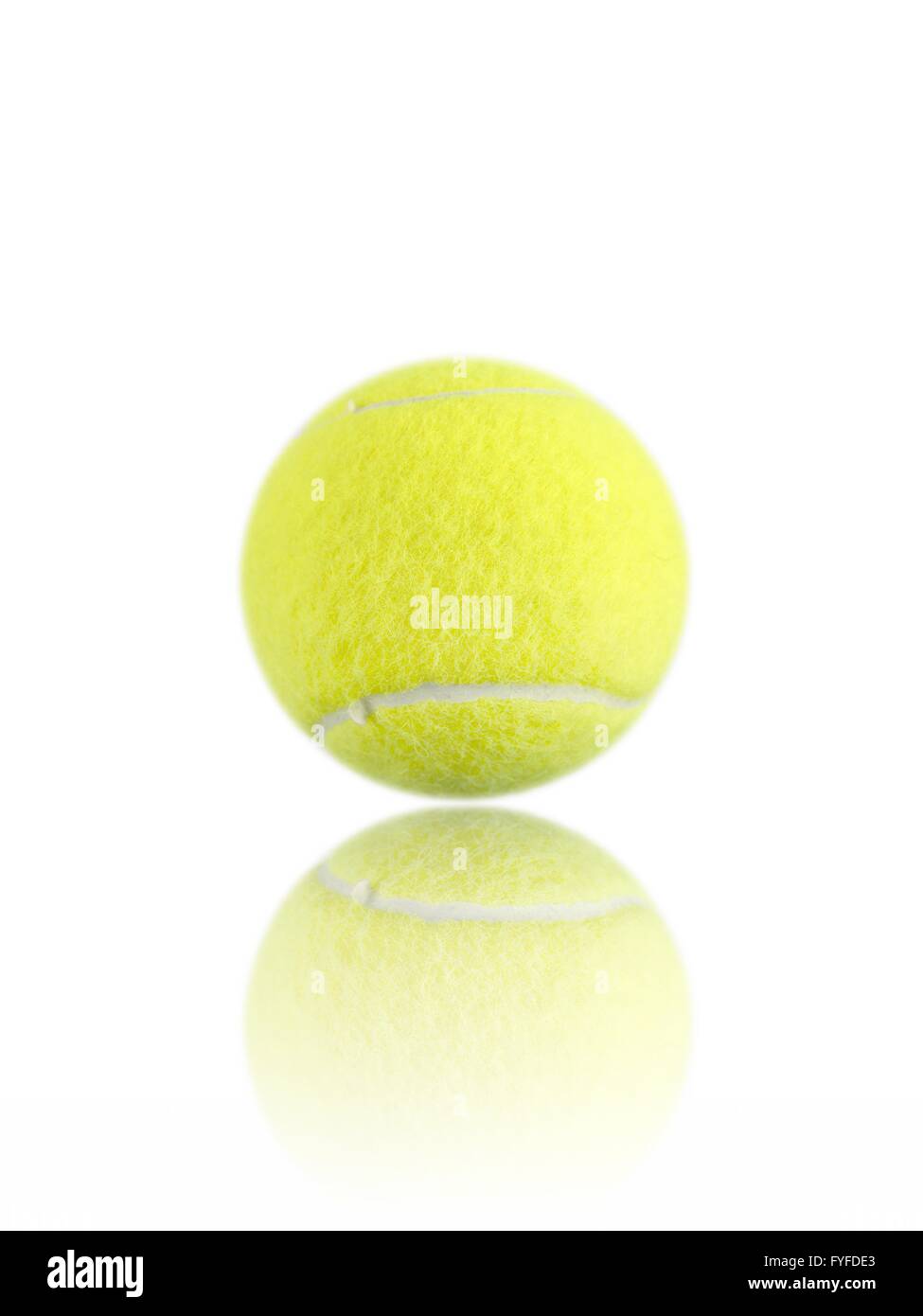 Balles de tennis sportif isolé sur fond blanc Banque D'Images