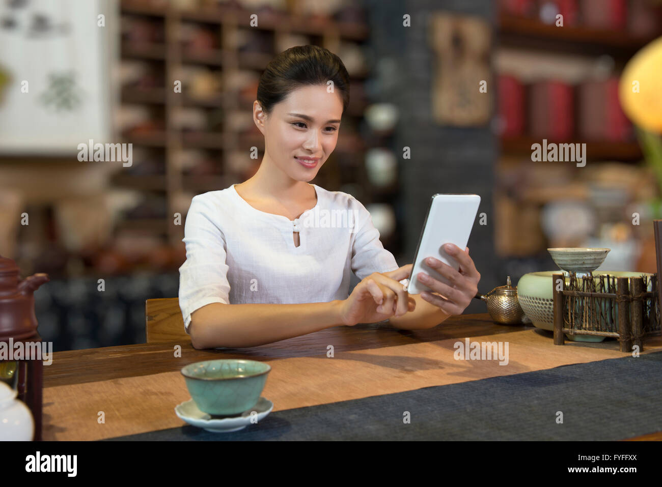 Propriétaire de la maison de thé à l'aide de smart phone Banque D'Images