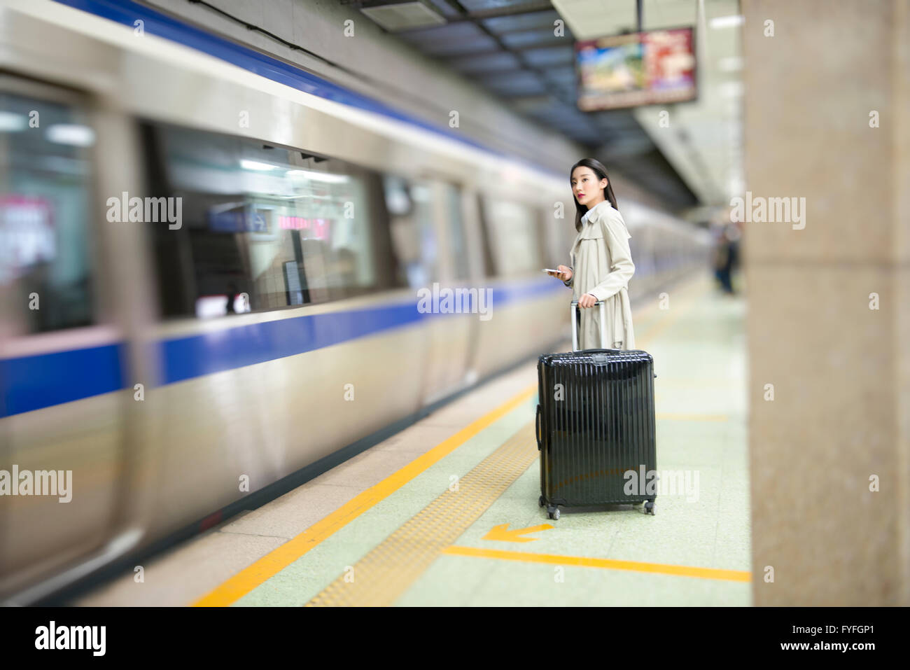 Businesswoman waiting pour le train train station Banque D'Images