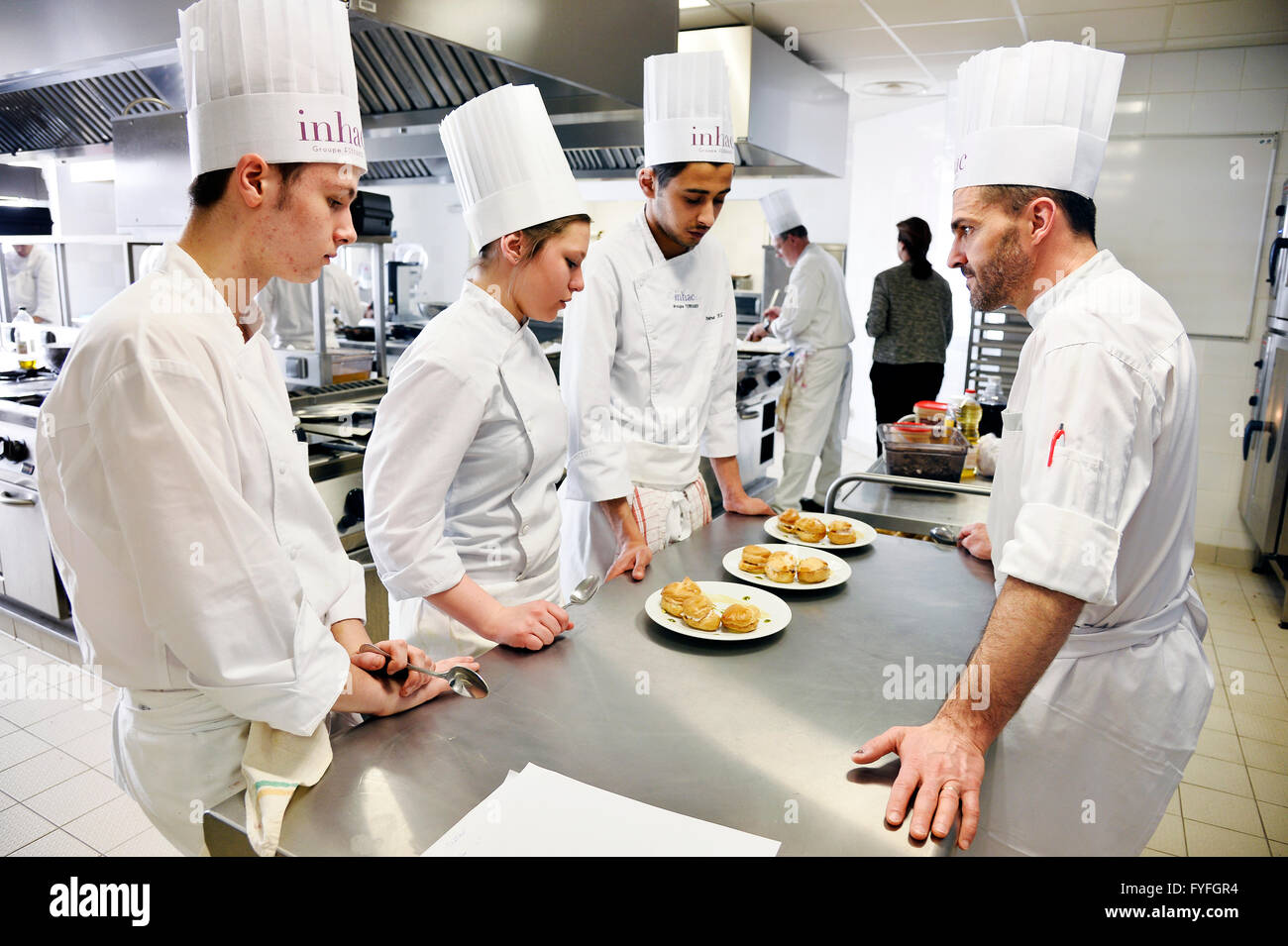 Les élèves de l'hospitalité et de l'Institut des Arts Culinaires de Saint-Gratien, France Banque D'Images