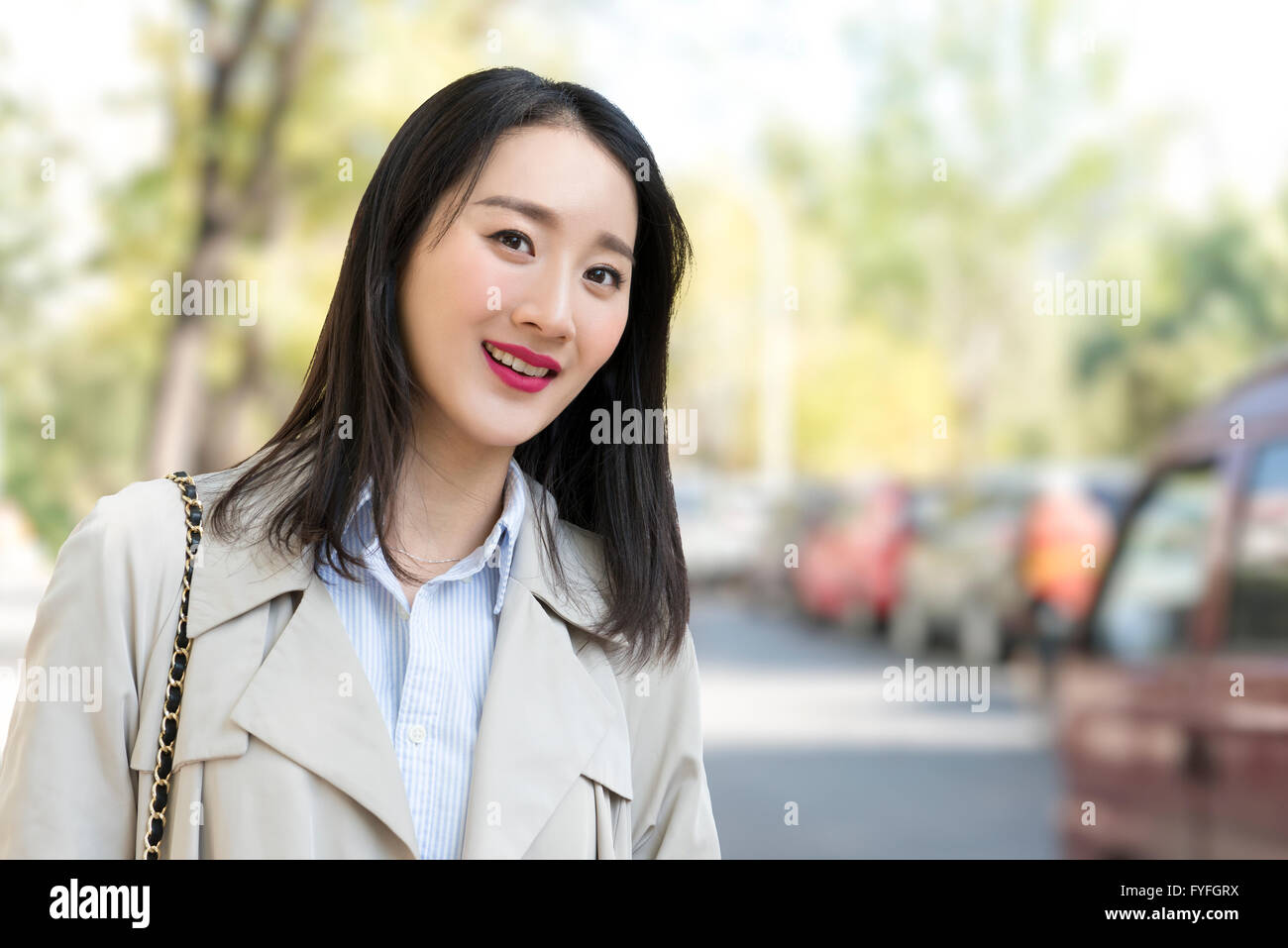 Young businesswoman en attente de taxi Banque D'Images