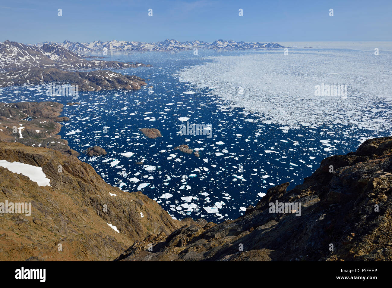 Flux polaire avec blocs de glace et les glaces à la dérive, à l'Est de l'île d'Ammassalik Angmagssalik et, dans l'Est du Groenland, Kalaallit Nunaat, le Groenland Banque D'Images