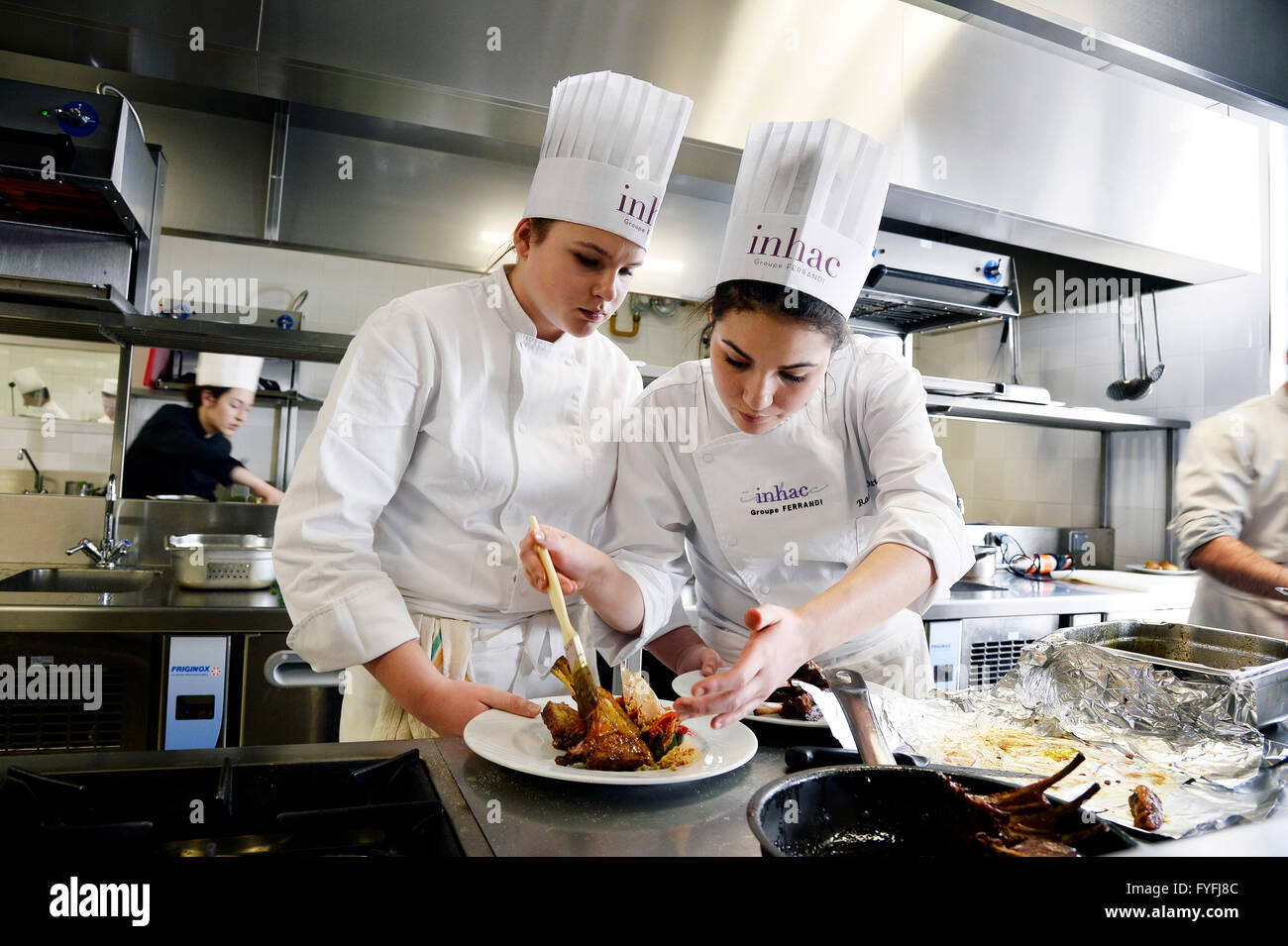 Les élèves de l'hospitalité et de l'Institut des Arts Culinaires de Saint-Gratien, France Banque D'Images