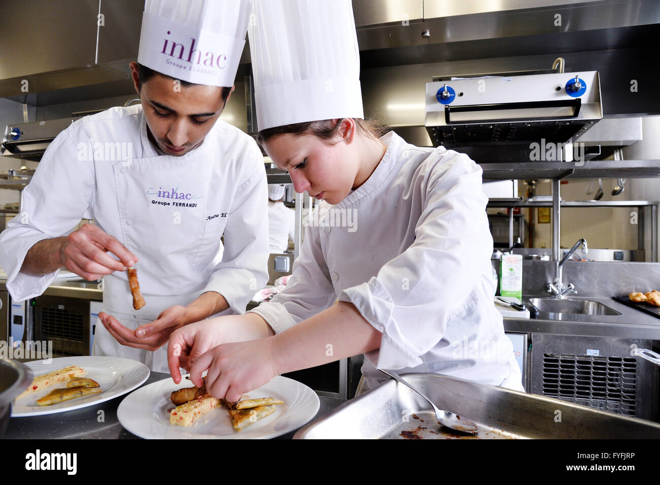 Les élèves de l'hospitalité et de l'Institut des Arts Culinaires de Saint-Gratien, France Banque D'Images