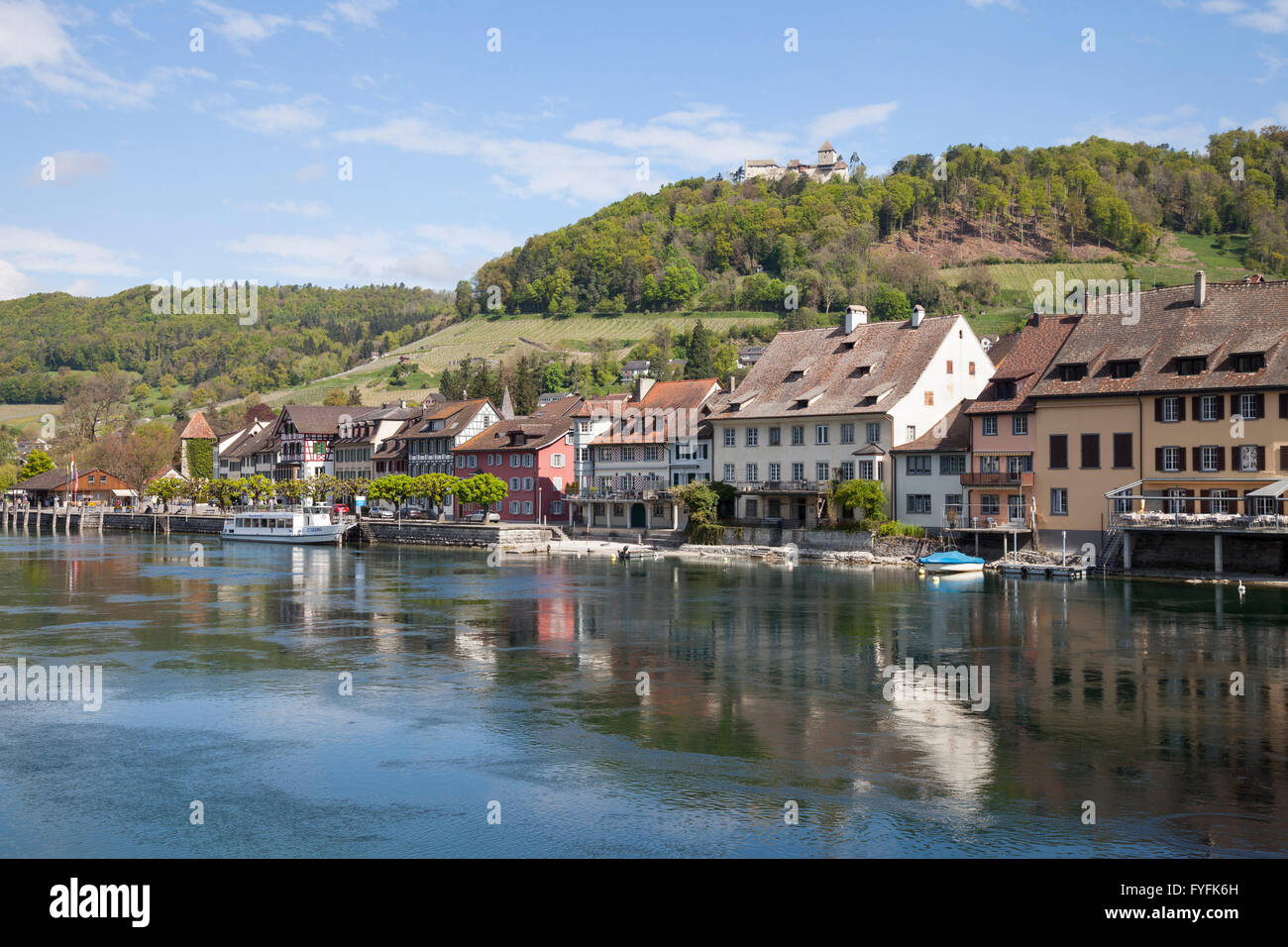 Banque du Rhin avec un embarcadère et Burg Château Hohenklingen, Stein am Rhein, Haut Rhin, canton de Schaffhouse Banque D'Images