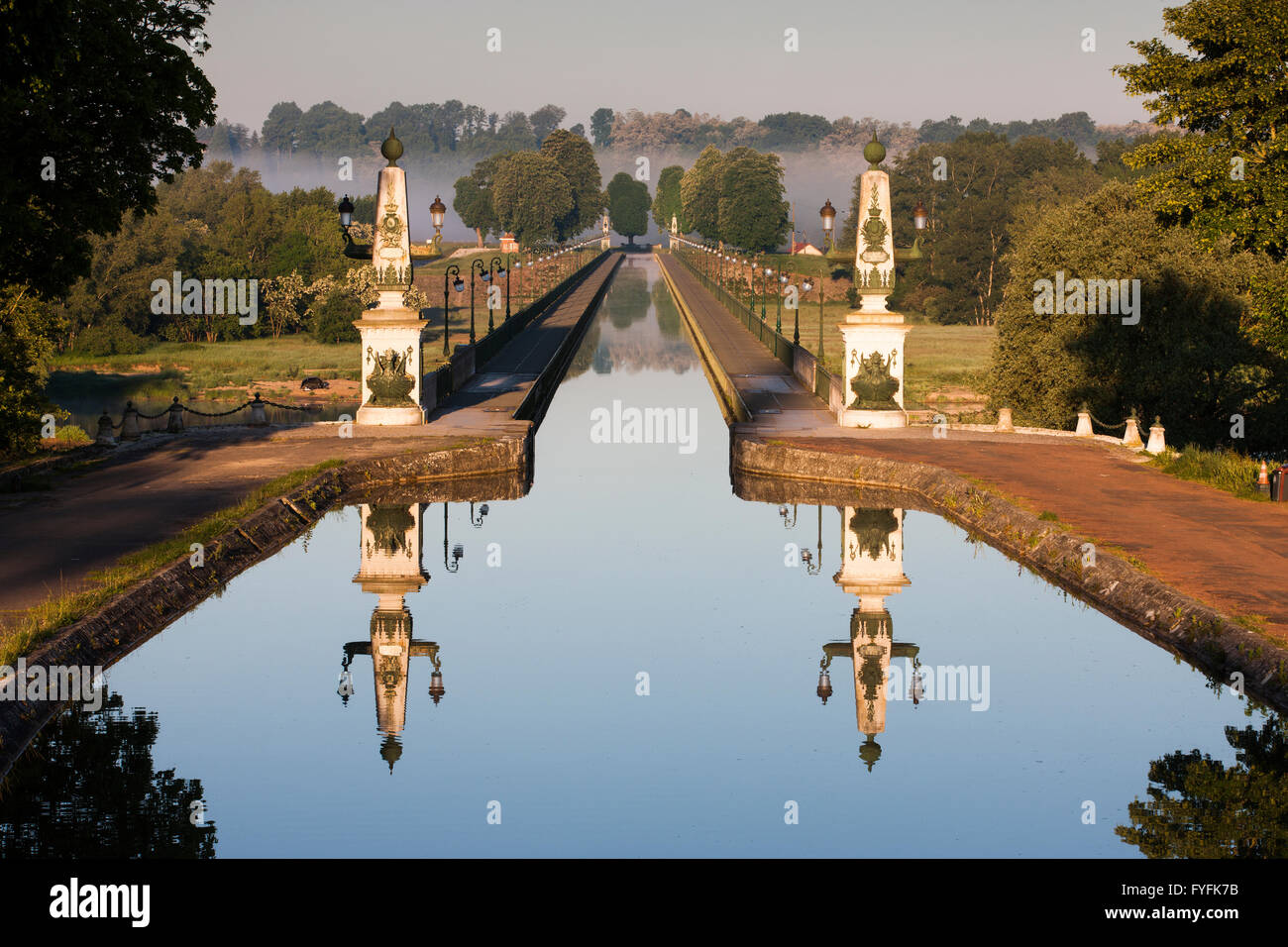 Pont-canal, canal de Briare, Département Loiret, Center-Val de Loire, France Banque D'Images