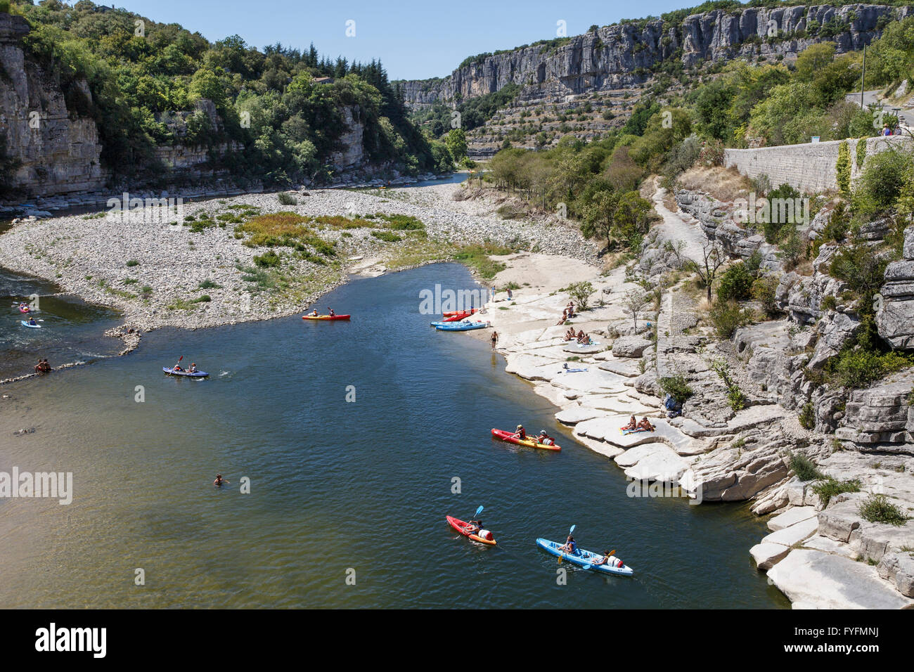 La rivière Ardèche à Balazuc, Ardèche, France Banque D'Images