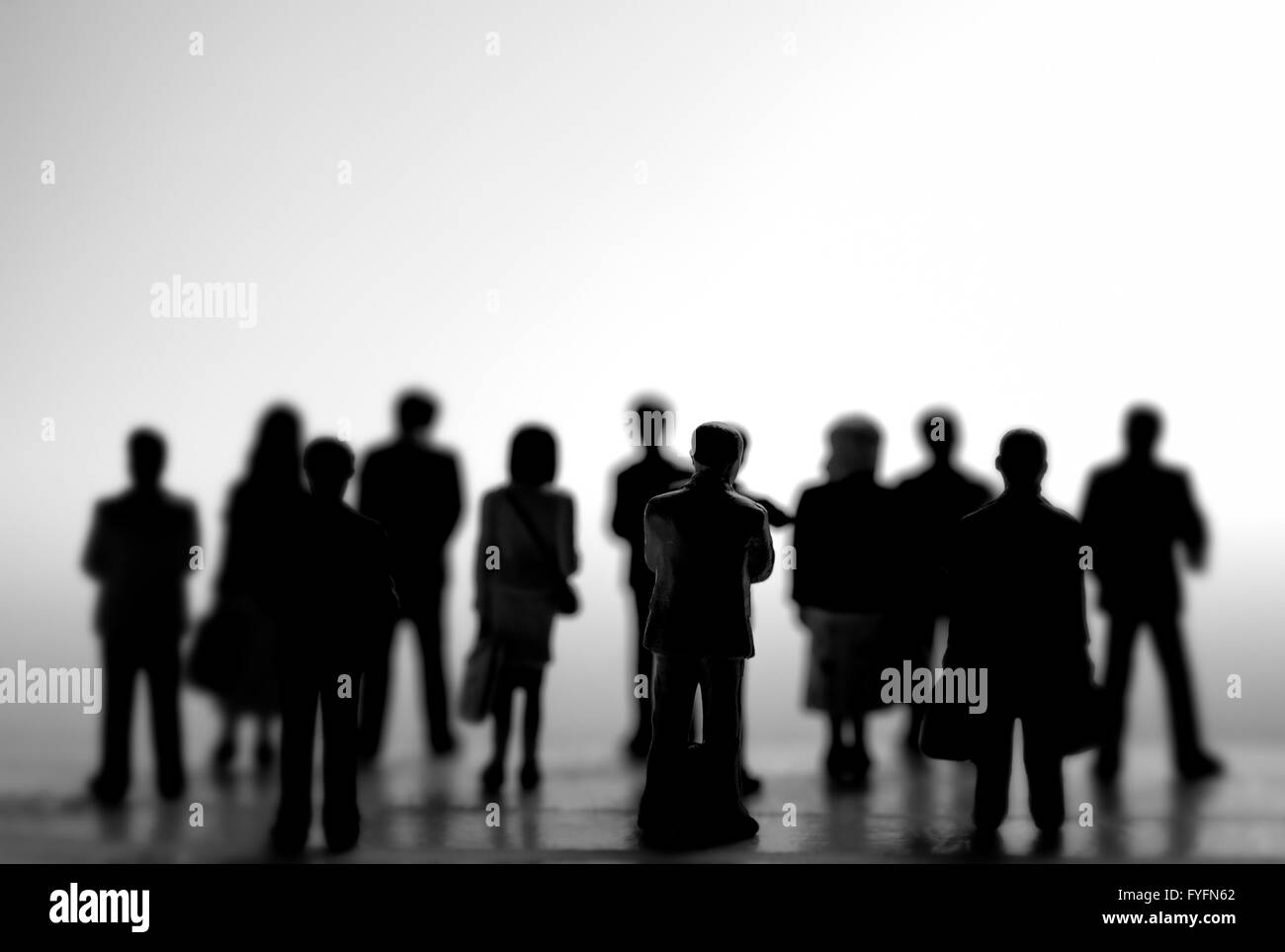 Concept Crowdfunding. Une foule de gens debout miniature en silhouette. Banque D'Images