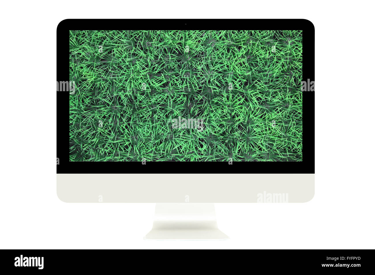 Le moniteur de l'ordinateur avec l'herbe verte à l'écran isolé sur fond blanc. Banque D'Images