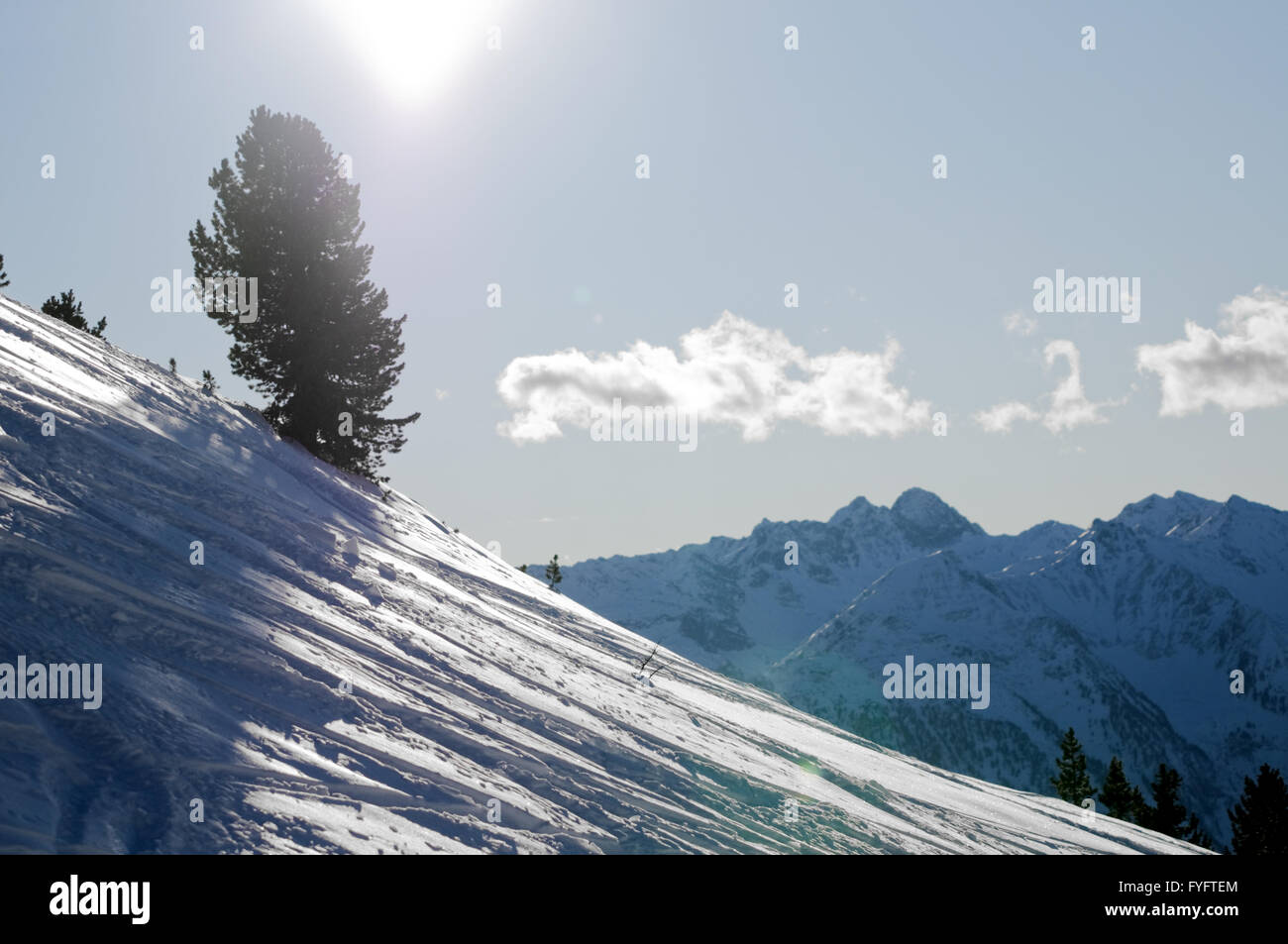 Paysages d'hiver dans les montagnes enneigées Banque D'Images