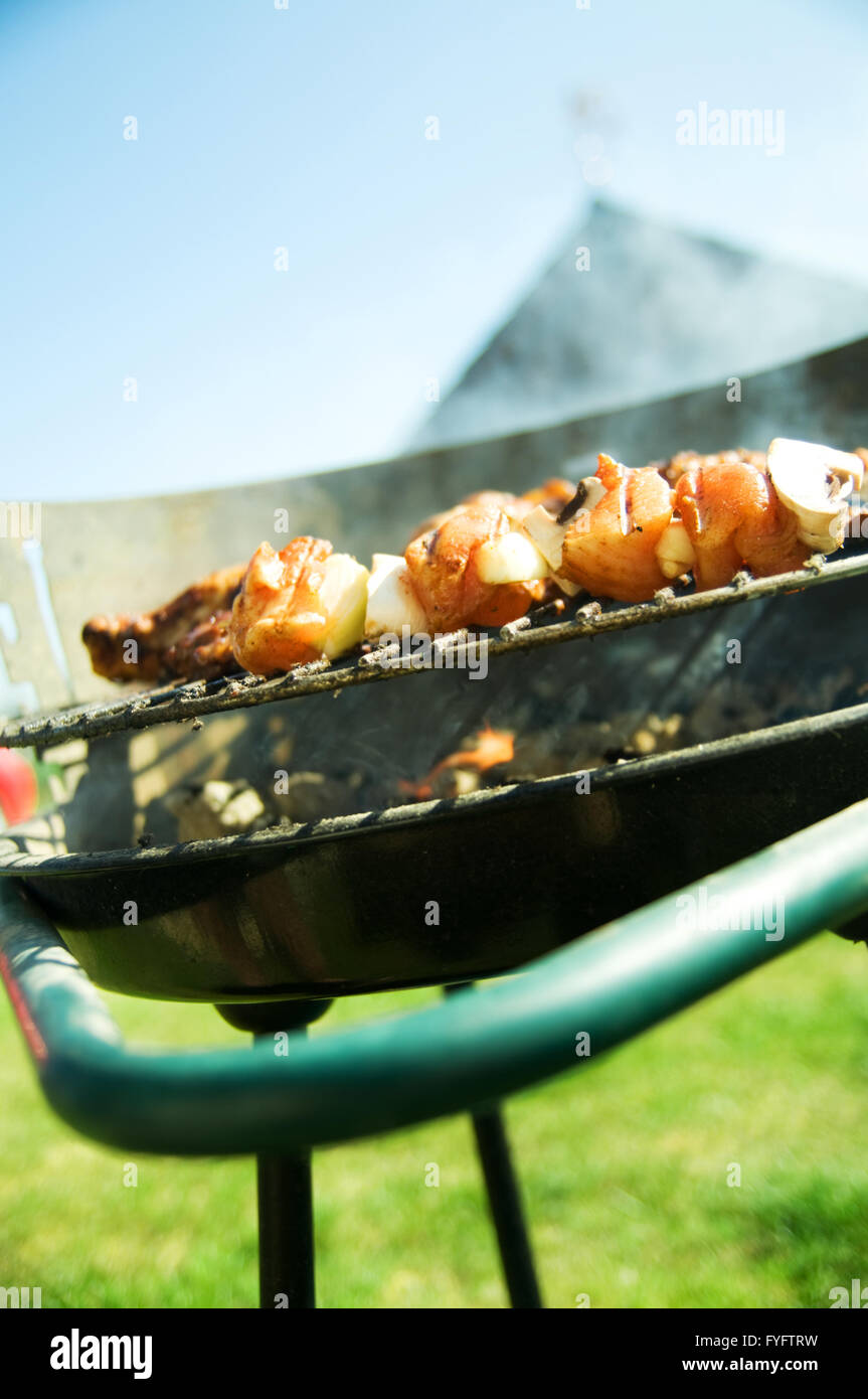 Cuisson sur le barbecue grill Banque D'Images