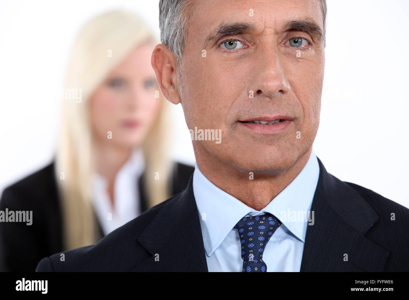 Male executive avec collègue hors focus à l'arrière-plan Banque D'Images