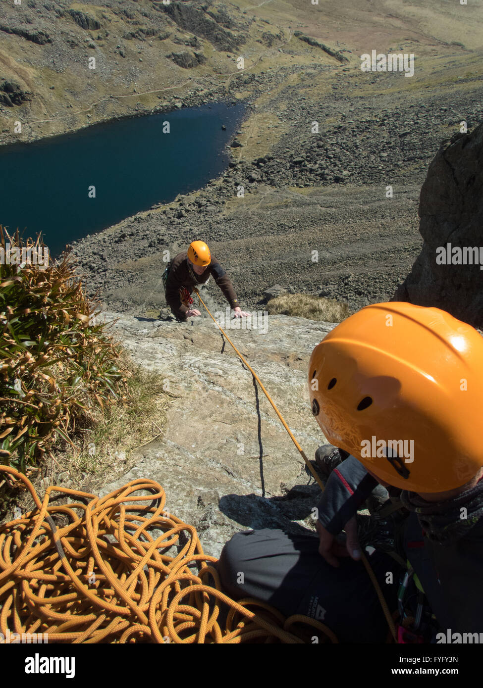 Escalade sur 'c appuyer ordinaire' sur dow crag dans le parc national du Lake district, Angleterre Banque D'Images