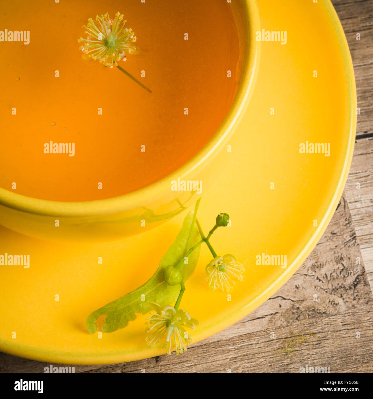 Tasse de thé jaune avec linden sur la table, vue du dessus Banque D'Images