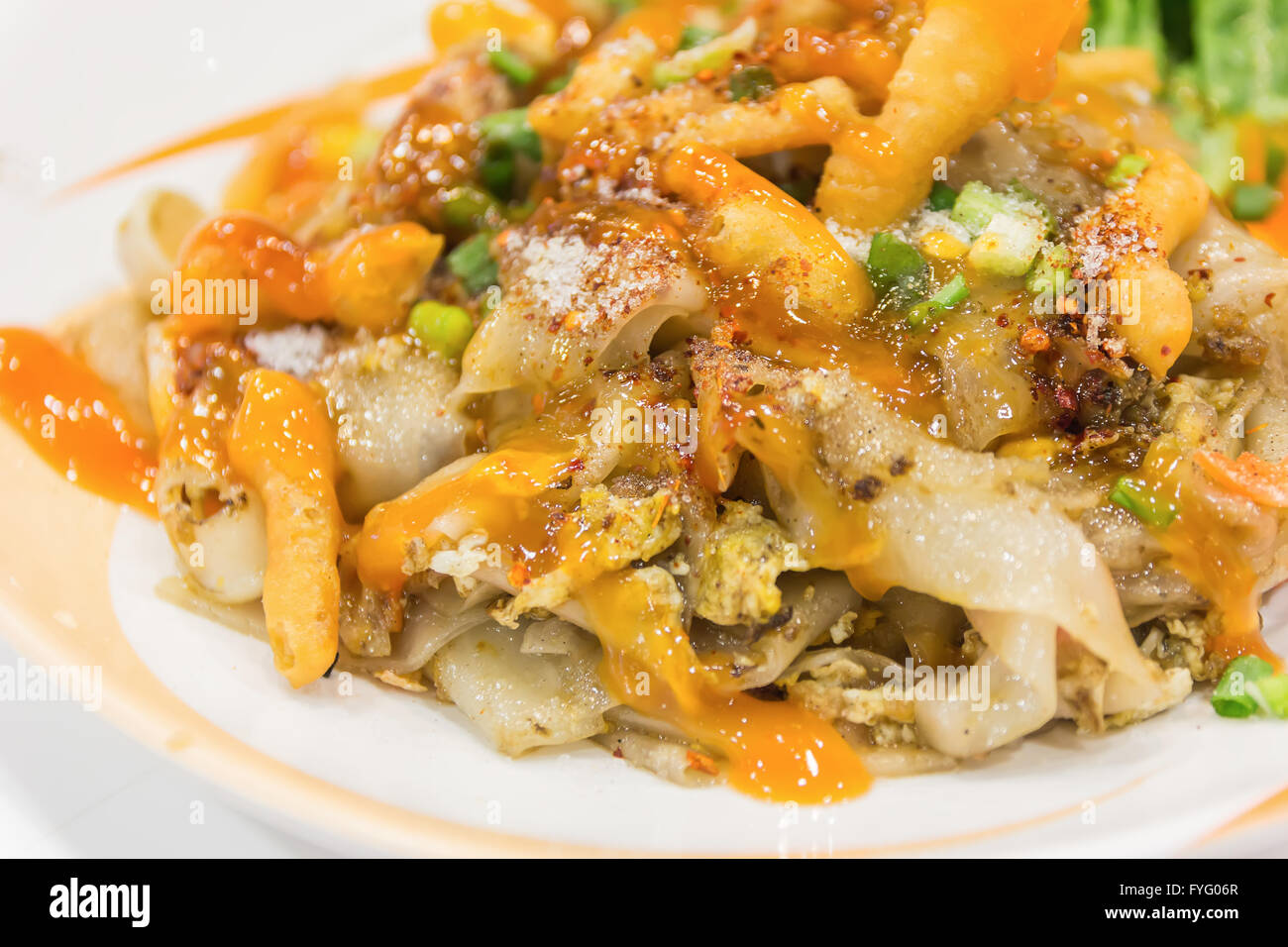 Nouilles frites avec du poulet grillé et champignons Banque D'Images