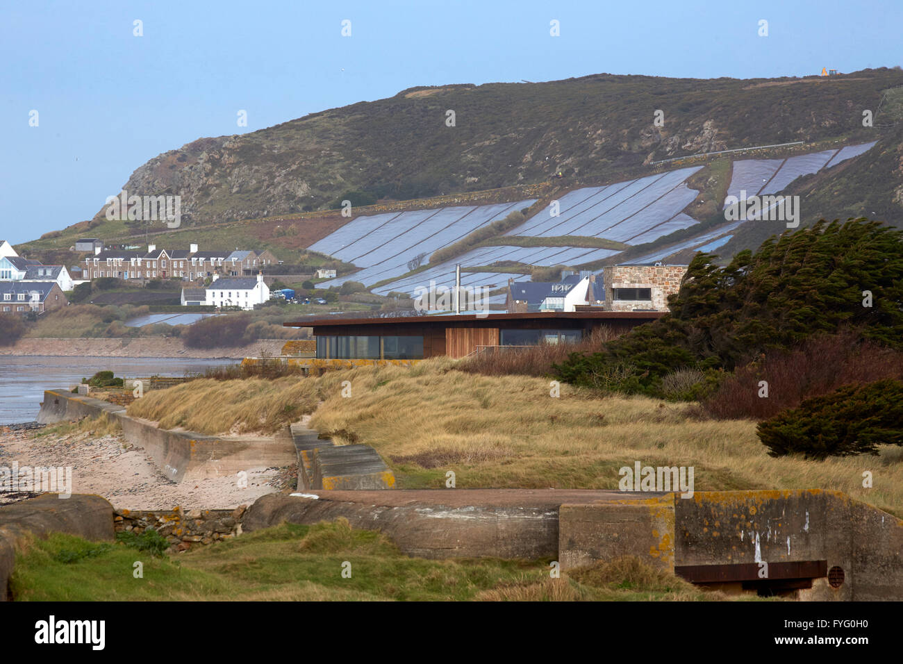 Afficher le long de la plage montrant chambre "cachées" dans les dunes et les défenses maritimes WW2 en premier plan. Le Petit Fort, St Helier, Royaume-Uni. Architecte : architectes d'Hudson, 2016. Banque D'Images