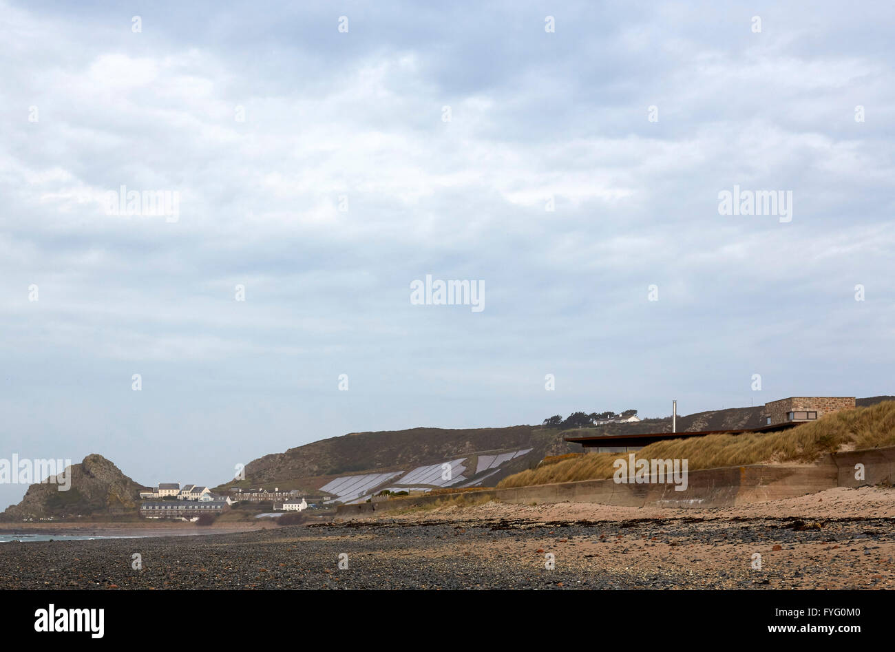 Vue de la plage montrant chambre "cachées" dans les dunes. Le Petit Fort, St Helier, Royaume-Uni. Architecte : architectes d'Hudson, 2016. Banque D'Images