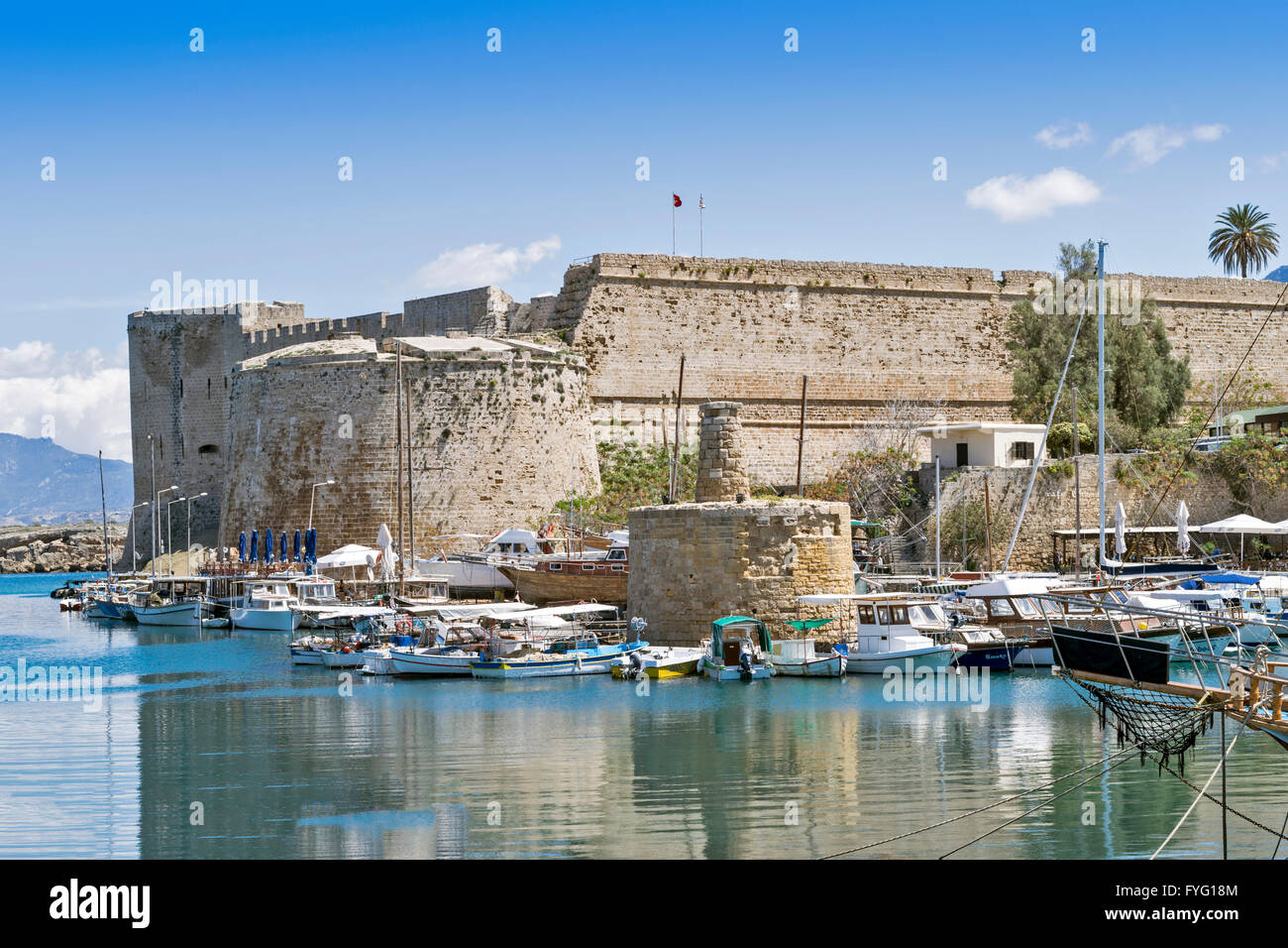 Chypre du Nord KYRENIA HARBOUR avec mur de château des tours et des bateaux amarrés Banque D'Images