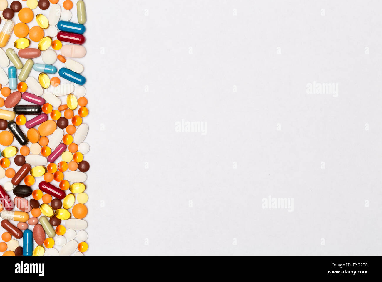Page blanche avec bordure de couleur multi-comprimés et capsules. Concept pour la conception de produits pharmaceutiques et médicaux Banque D'Images