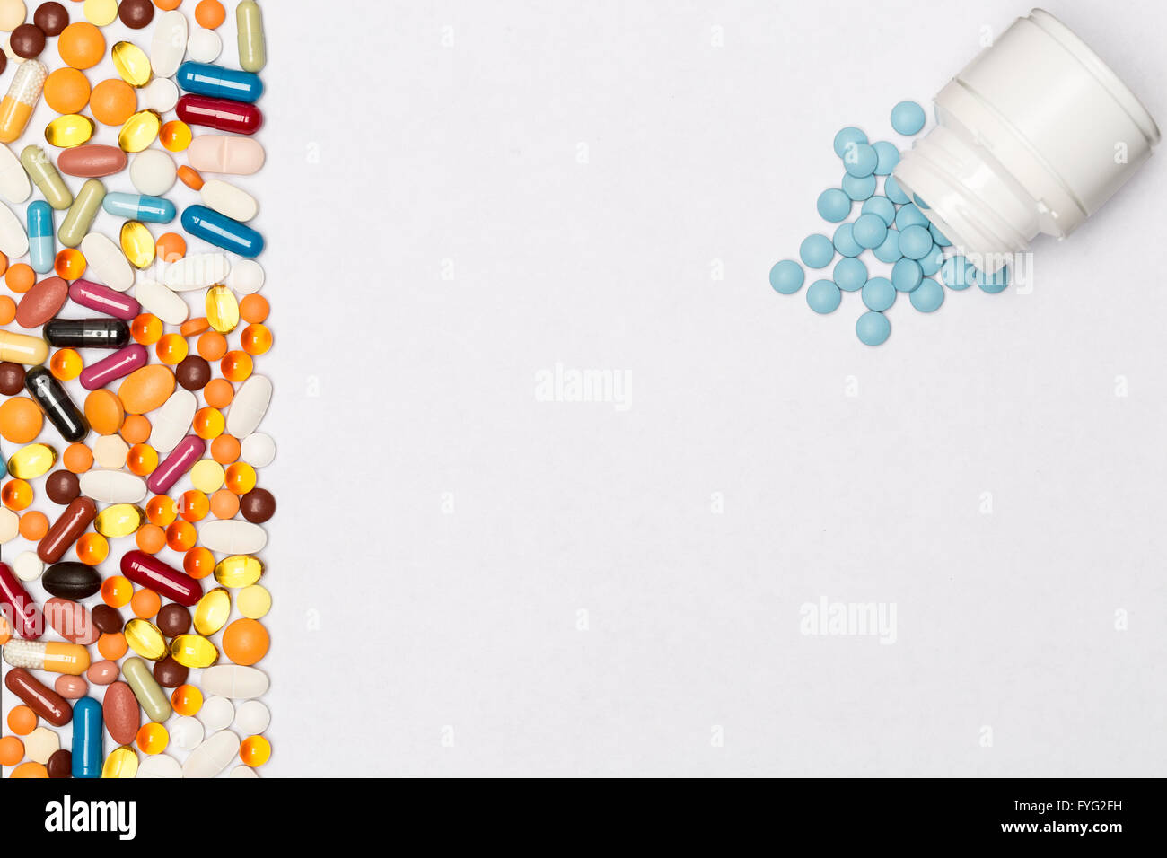 Page blanche avec bordure de couleur multi-comprimés et capsules. Concept pour la conception de produits pharmaceutiques et médicaux Banque D'Images