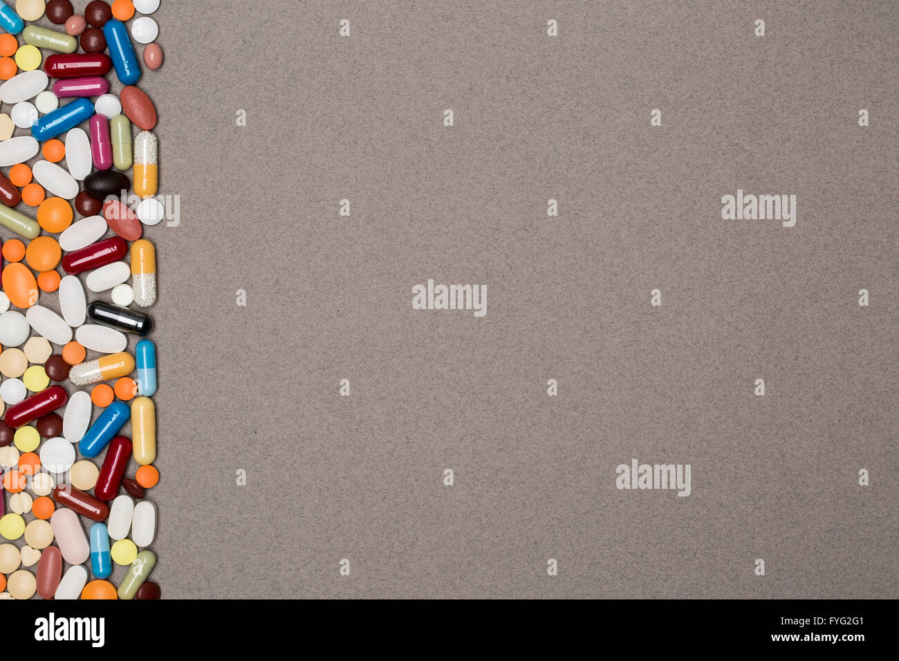 Page blanche avec bordure de couleur multi-comprimés et capsules. Concept pour la conception de produits pharmaceutiques et médicaux Banque D'Images