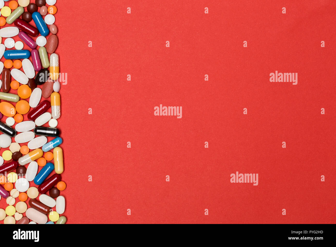 Page blanche avec bordure de couleur multi-comprimés et capsules. Concept pour la conception de produits pharmaceutiques et médicaux Banque D'Images