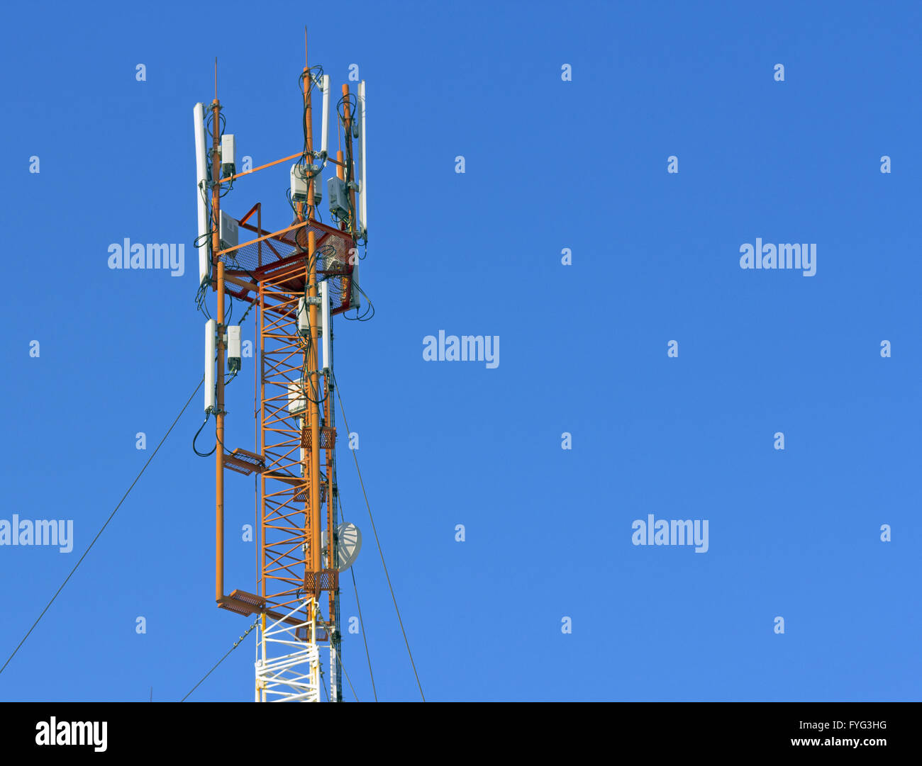 La tour de télévision et de communication pour des signaux de téléphone mobile Banque D'Images
