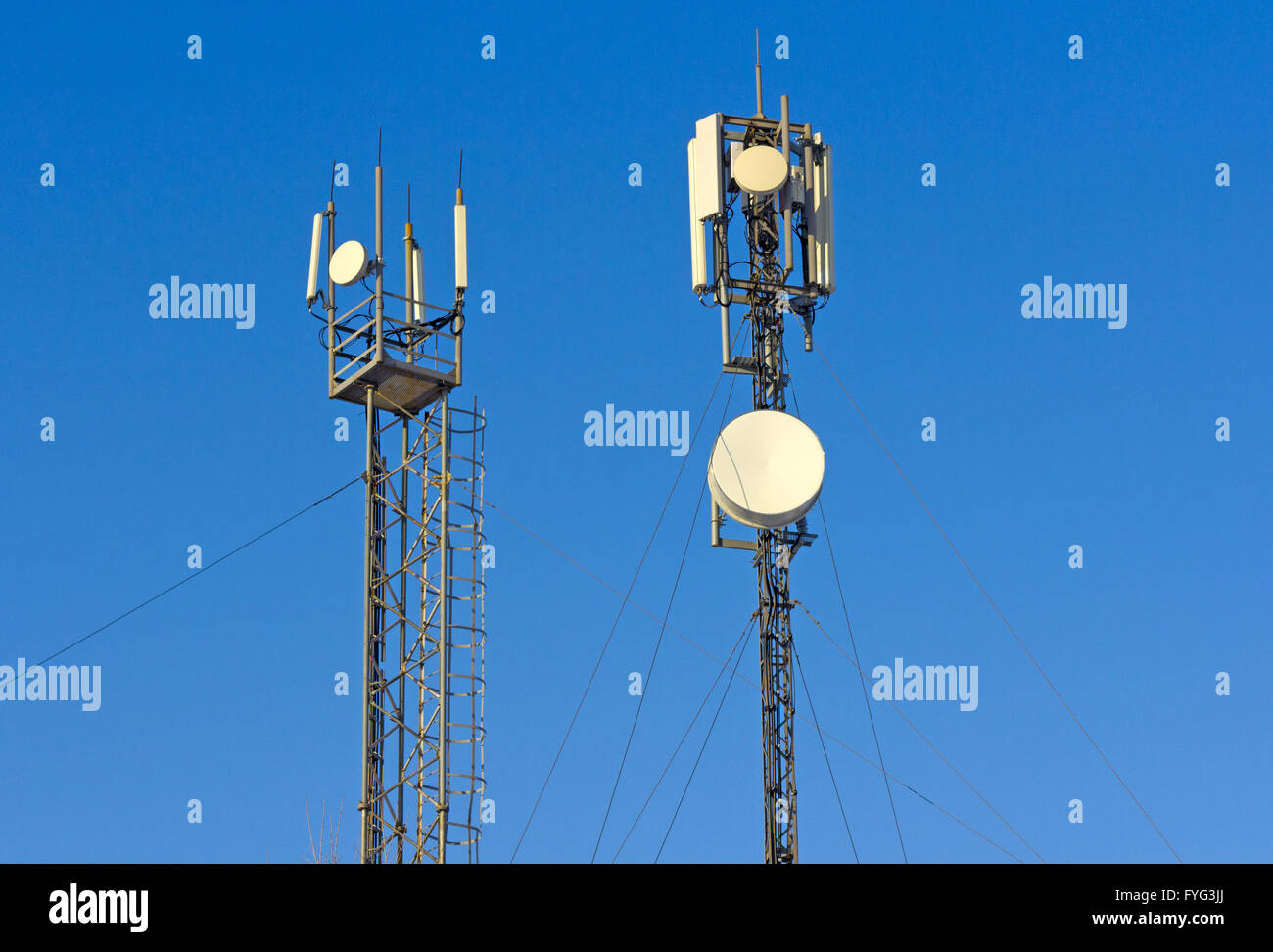 La tour de télévision et de communication pour des signaux de téléphone mobile Banque D'Images
