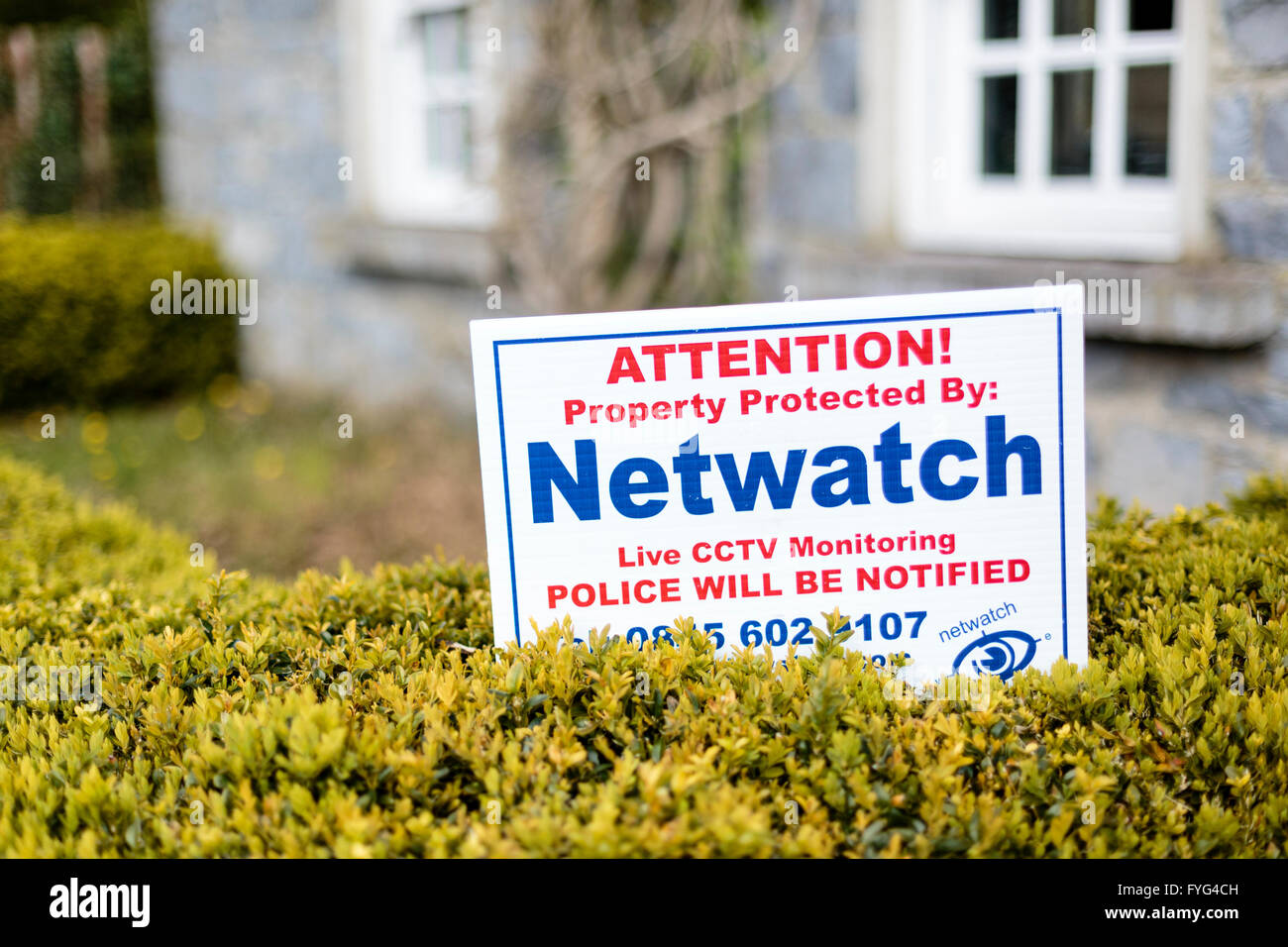 Netwatch surveillance affiche à l'extérieur de maison. Banque D'Images