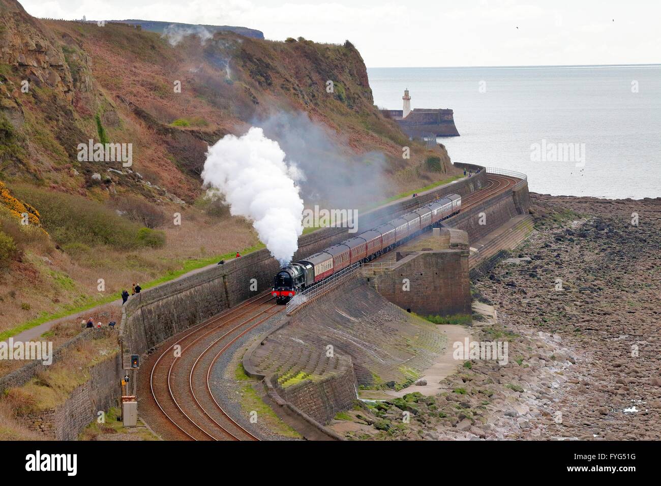 LMS train à vapeur Royal Scot Classe 7P 4-6-0 46100 Royal Scot. La baie de Tanyard, Parton, Whitehaven, Cumbria, Angleterre, Royaume-Uni. Banque D'Images