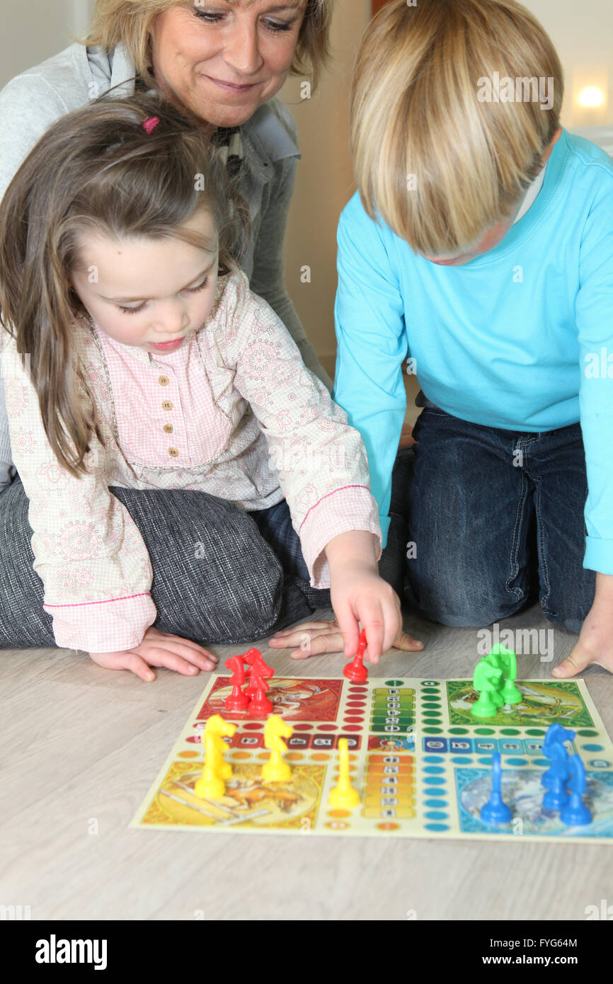 Grand-mère en regardant ses petits-enfants jouer à un jeu Banque D'Images