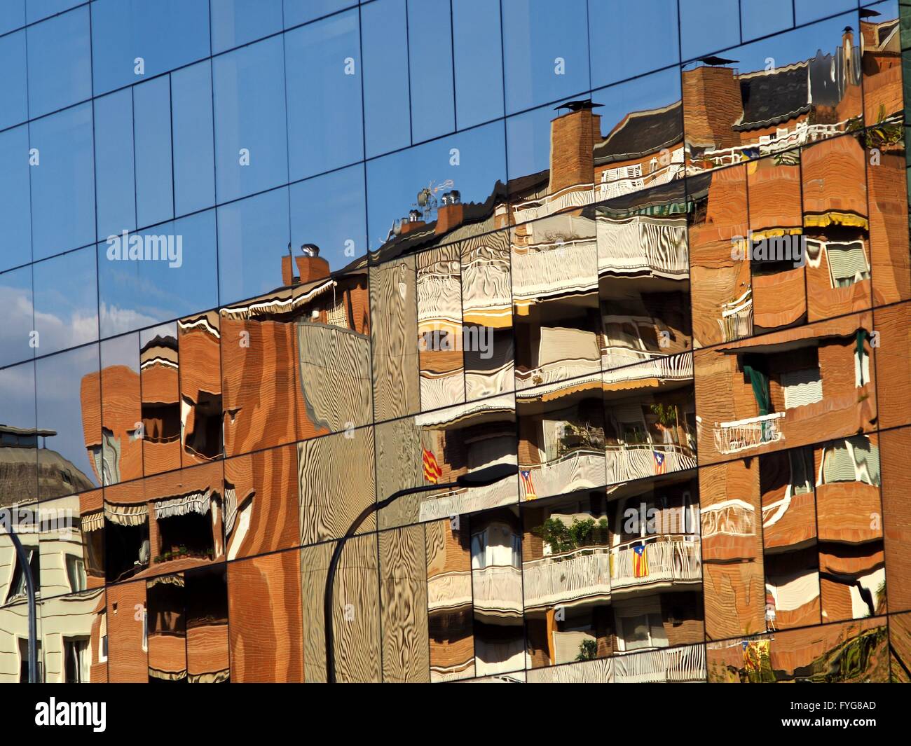 Reflet d'immeuble d'appartements à Barcelone dans une façade de verre office building d'en face Banque D'Images