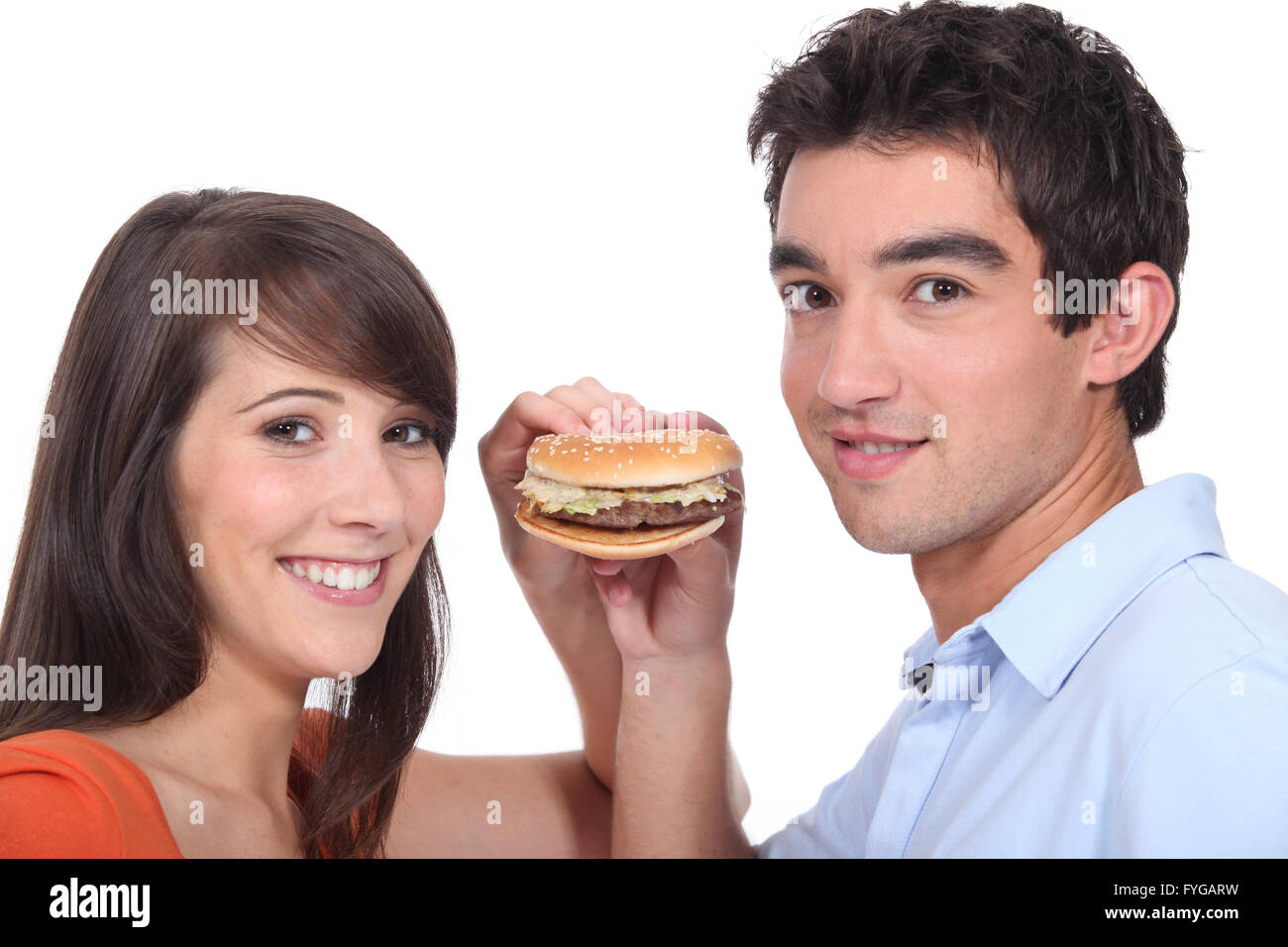 Portrait d'un jeune couple un hamburger Banque D'Images