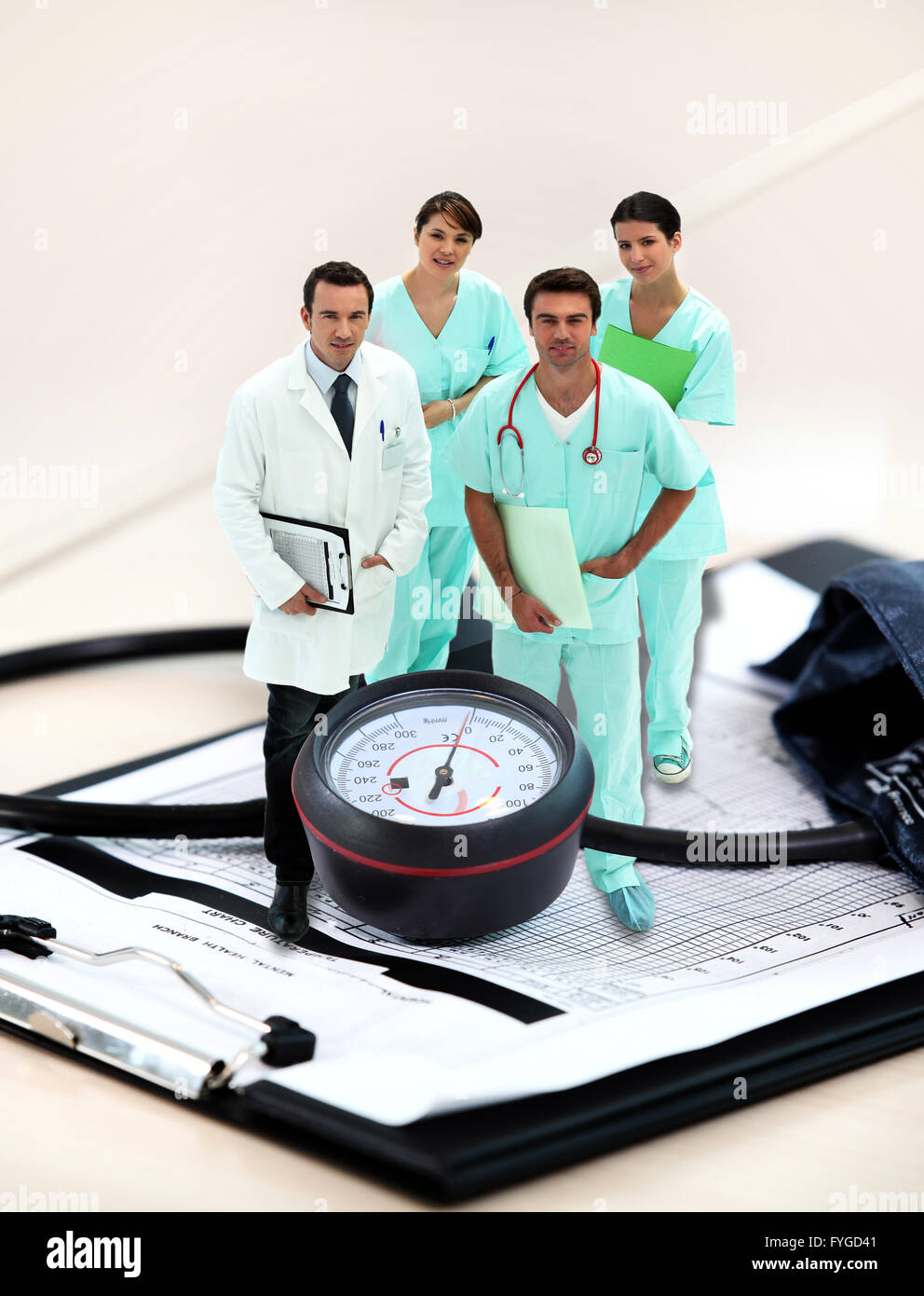 Portrait du personnel médical dans le presse-papiers géant et sphygmomanomètre Banque D'Images