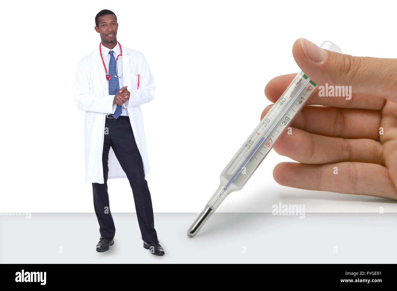 Médecin Noir avec blanc géant main reposant sur la table à côté de lui thermomètre holding Banque D'Images Médecin Noir avec blanc géant main reposant sur la table à côté de lui thermomètre holding Banque D'Images
