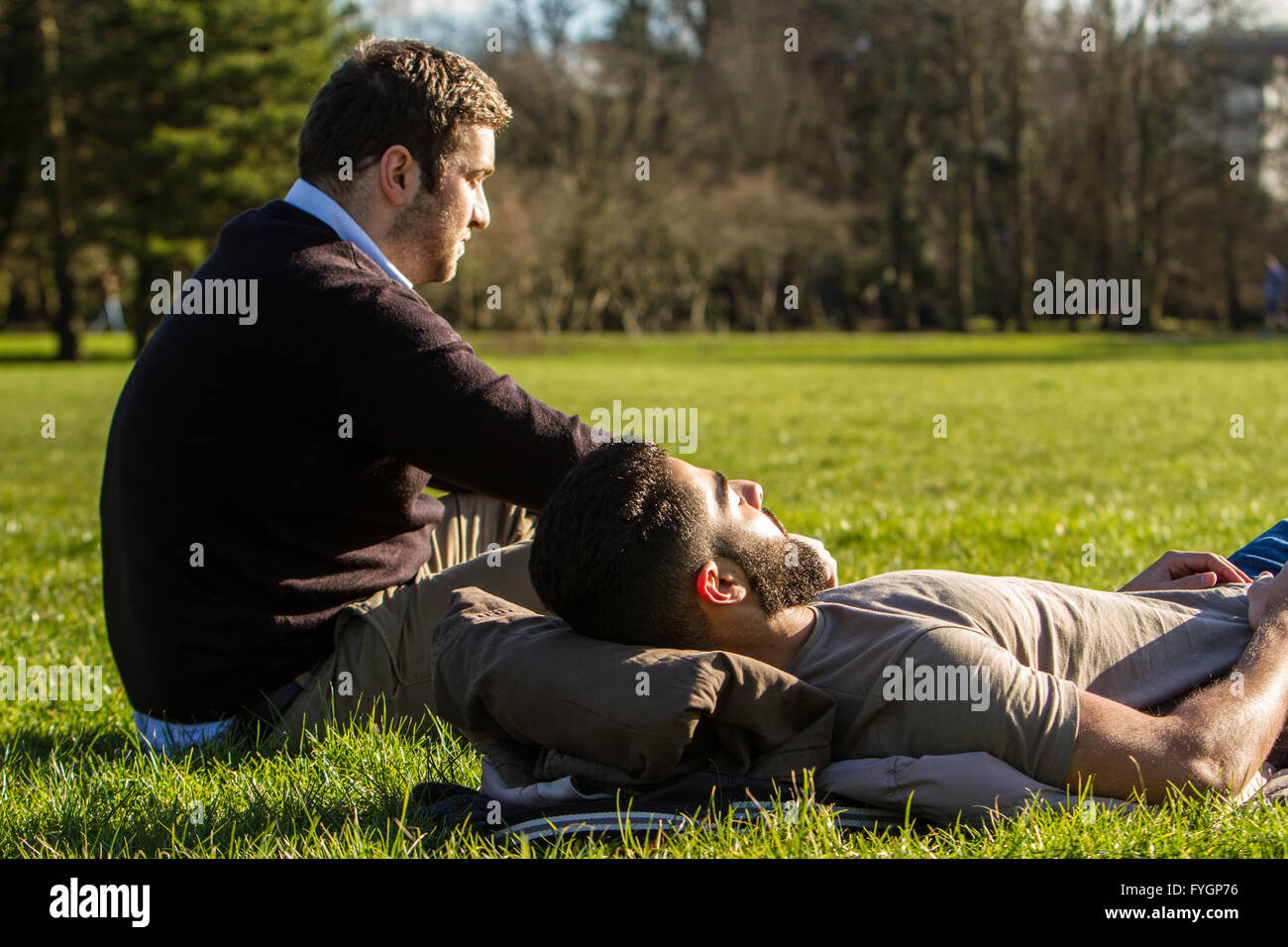 Cardiff, Royaume-Uni. 18 février 2016. Coup de froid ? Quel coup de froid ? Deux amis profiter du beau temps dans Bute Park, Caridff. Banque D'Images