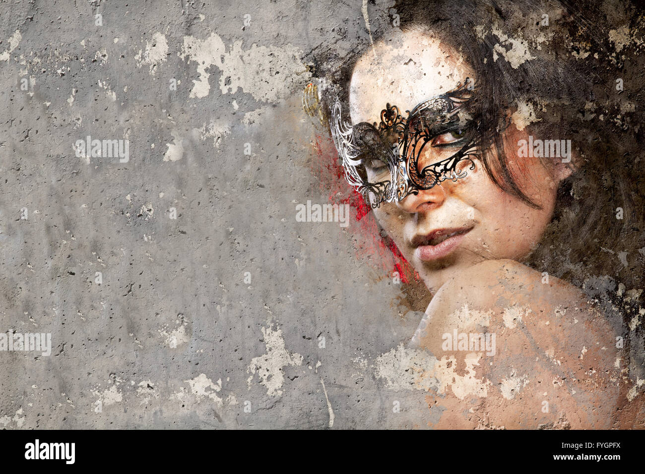 Portrait de femme belle sur mur sale avec masque de Venise Banque D'Images