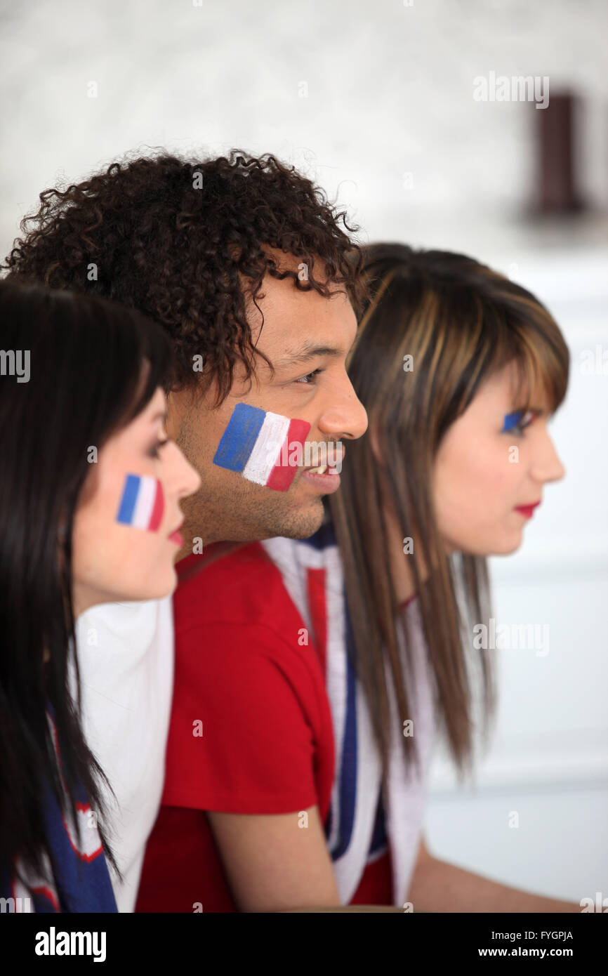 Un groupe de supporters français à regarder un match de football Banque D'Images