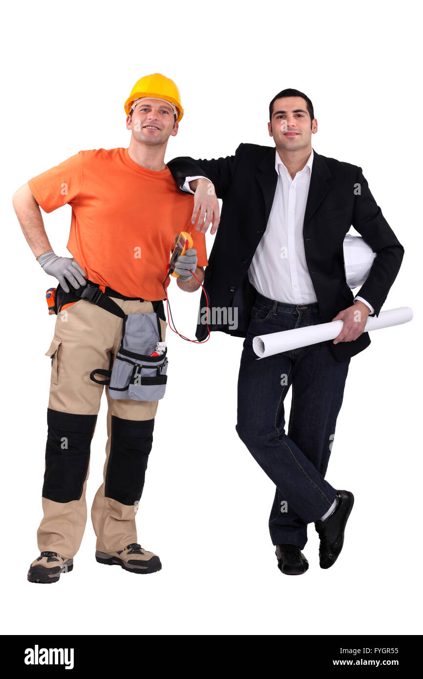 Travailleur de la construction et ingénieur standing side by side Banque D'Images