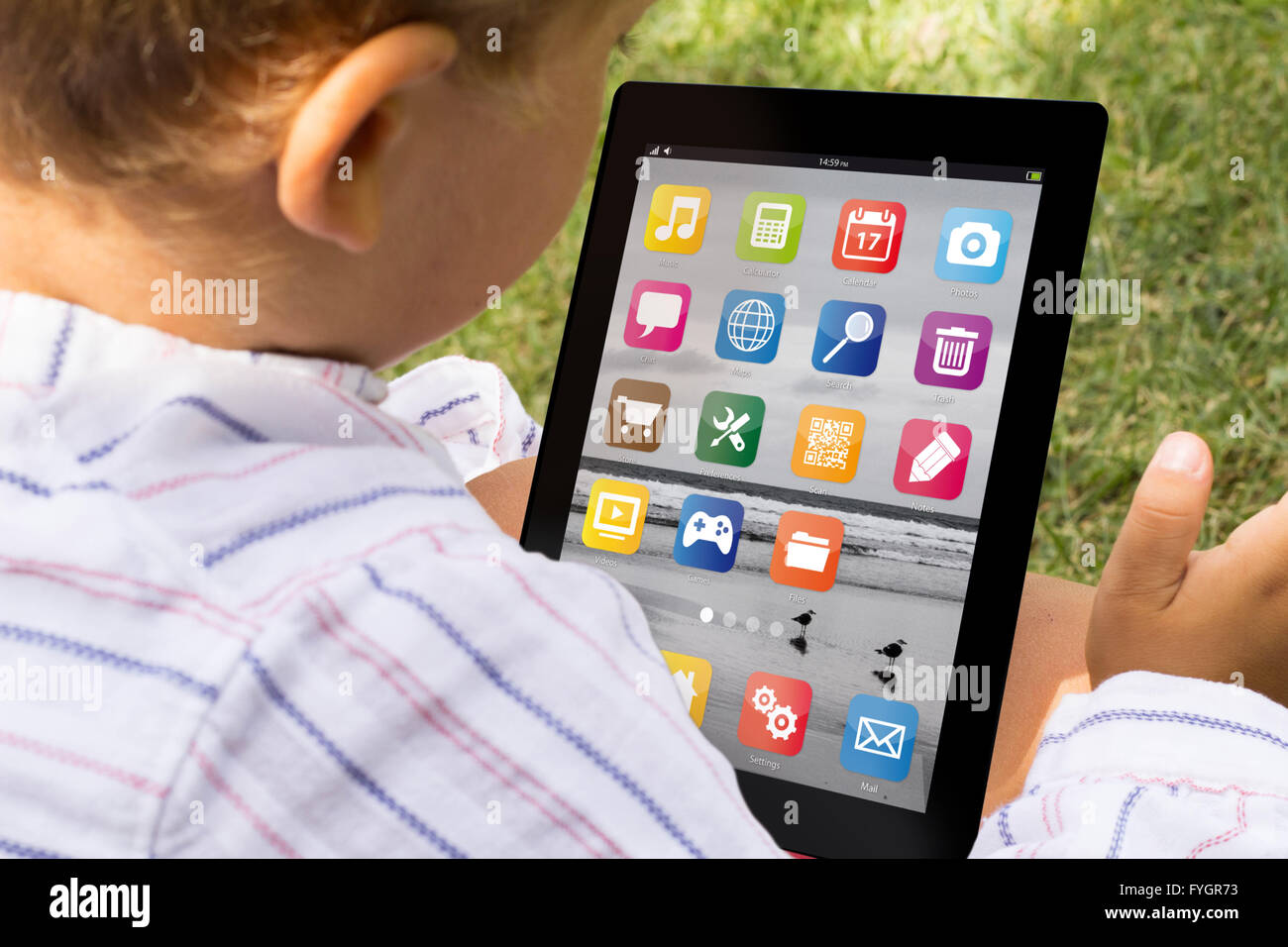 Enfant avec tablette numérique généré. Tous les graphiques de l'écran sont constitués. Banque D'Images