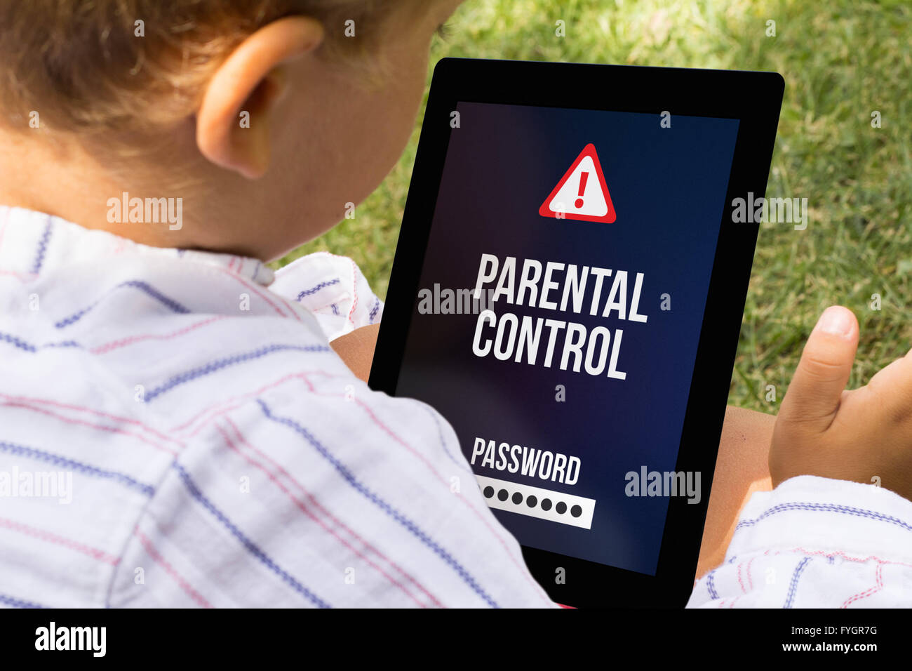 Avec le contrôle parental de l'enfant à une tablette Banque D'Images