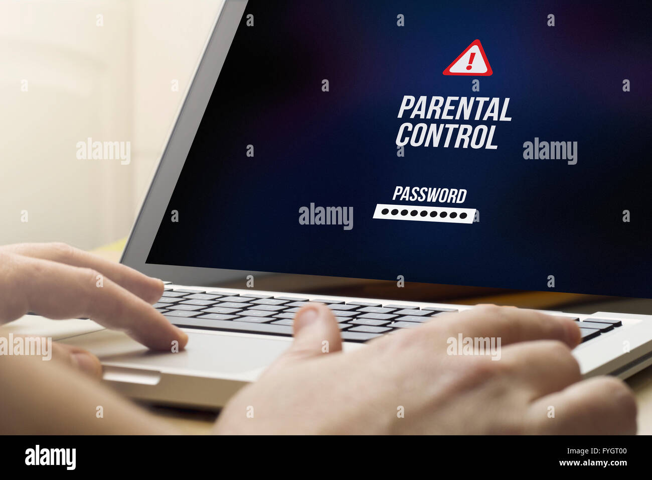 Concept de protection de l'enfance de la technologie : l'homme à l'aide d'un ordinateur portable avec le contrôle parental sur l'écran. Écran graphique sont constitués. Banque D'Images